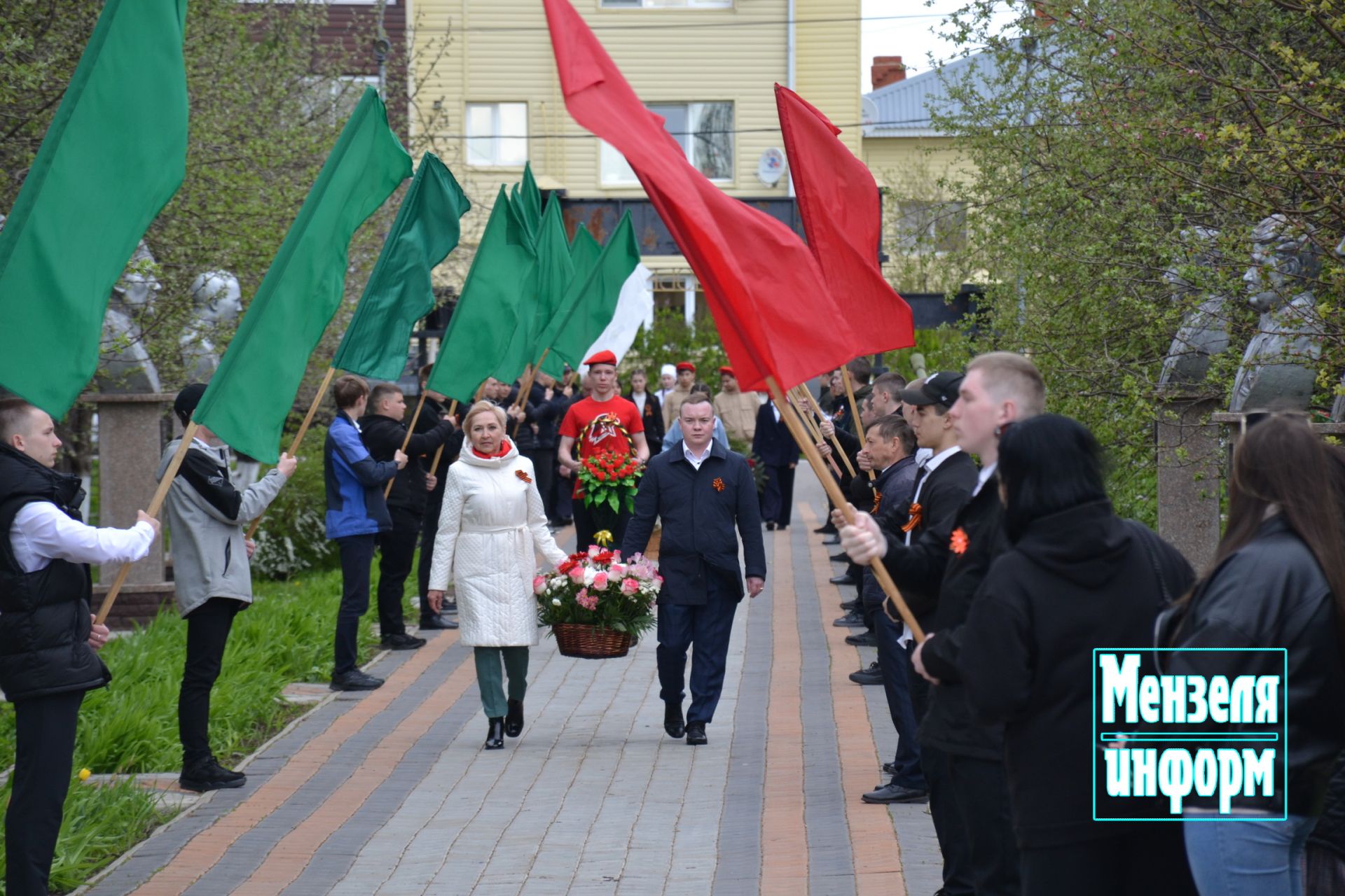 Молодежь Мензелинска возложила венки и цветы к памятнику М.Джалиля и мемориалу