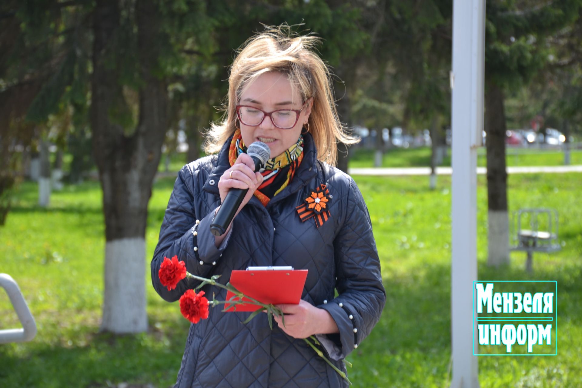 Молодежь Мензелинска возложила венки и цветы к памятнику М.Джалиля и мемориалу