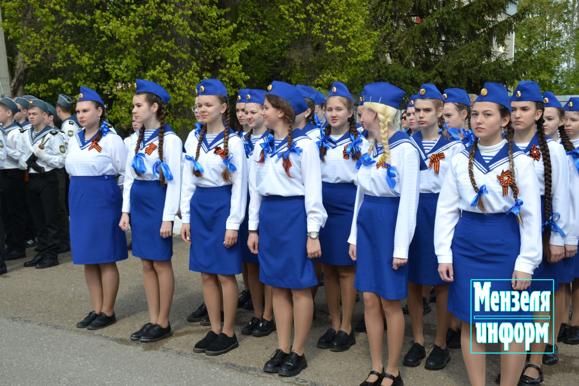 Молодежь Мензелинска возложила венки и цветы к памятнику М.Джалиля и мемориалу