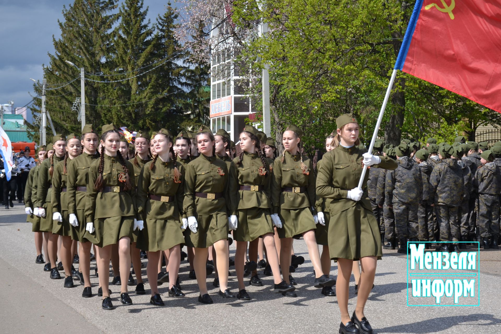 Молодежь Мензелинска возложила венки и цветы к памятнику М.Джалиля и мемориалу