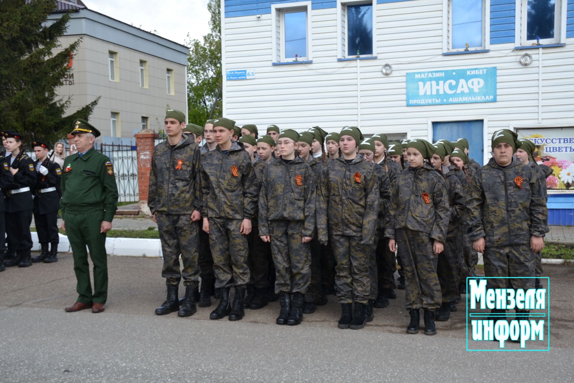 Молодежь Мензелинска возложила венки и цветы к памятнику М.Джалиля и мемориалу