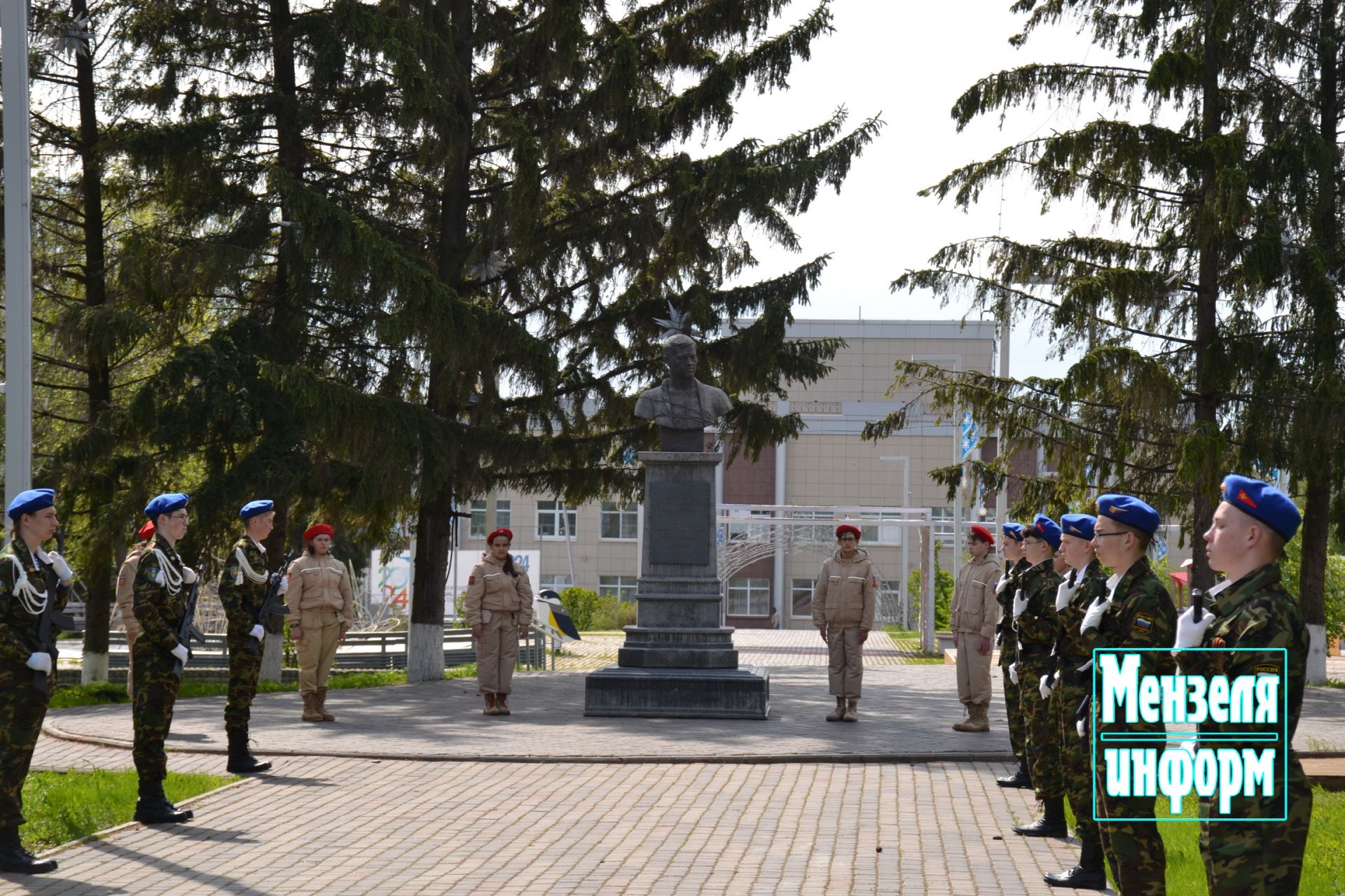 Молодежь Мензелинска возложила венки и цветы к памятнику М.Джалиля и мемориалу