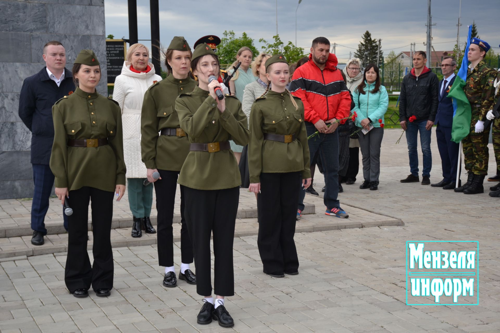 Молодежь Мензелинска возложила венки и цветы к памятнику М.Джалиля и мемориалу