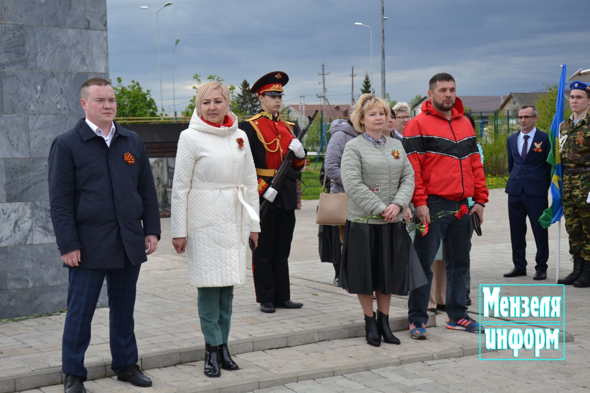 Молодежь Мензелинска возложила венки и цветы к памятнику М.Джалиля и мемориалу