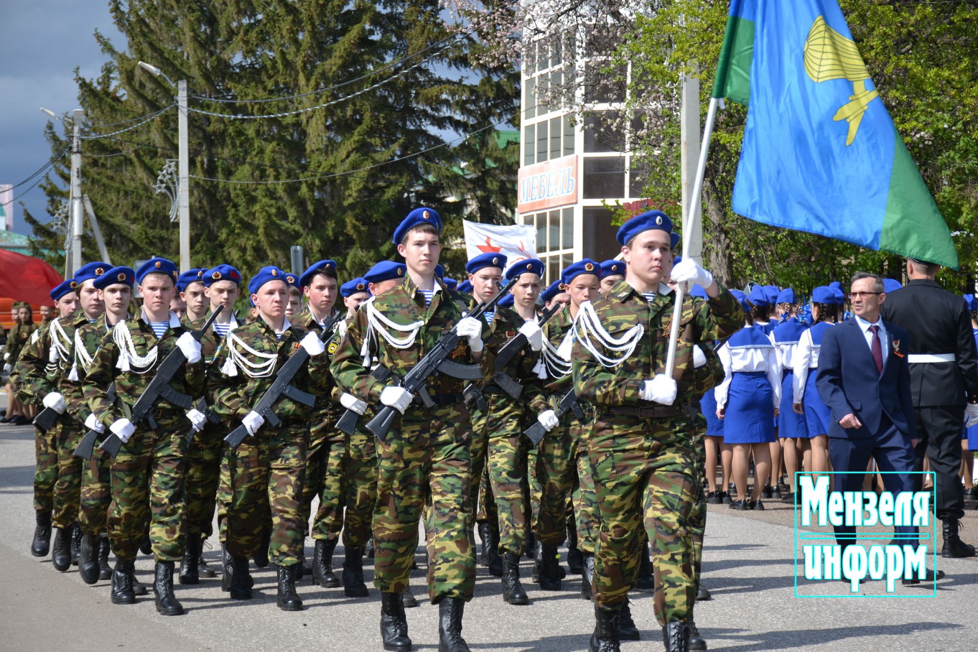 Молодежь Мензелинска возложила венки и цветы к памятнику М.Джалиля и мемориалу