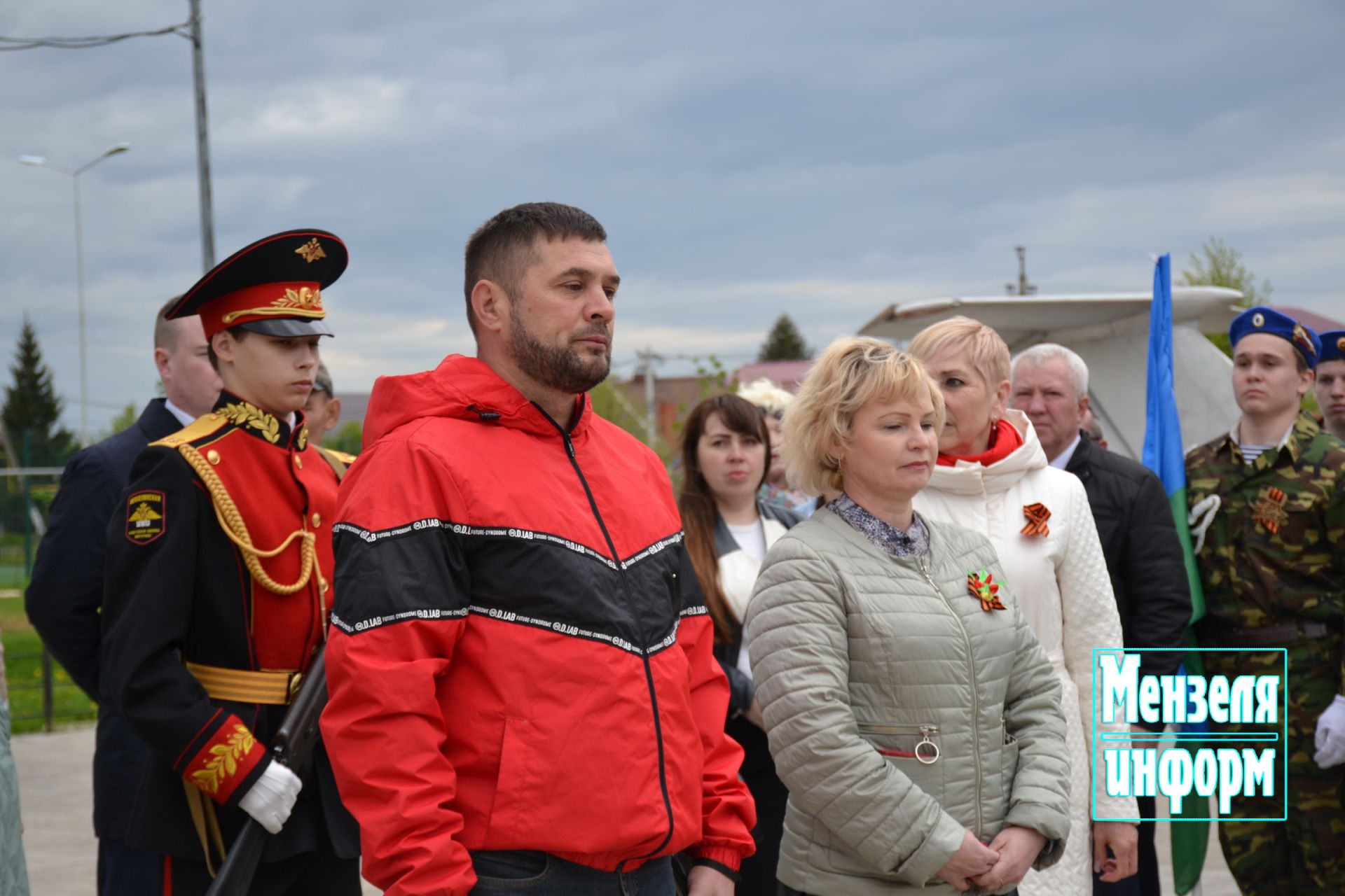 Молодежь Мензелинска возложила венки и цветы к памятнику М.Джалиля и мемориалу