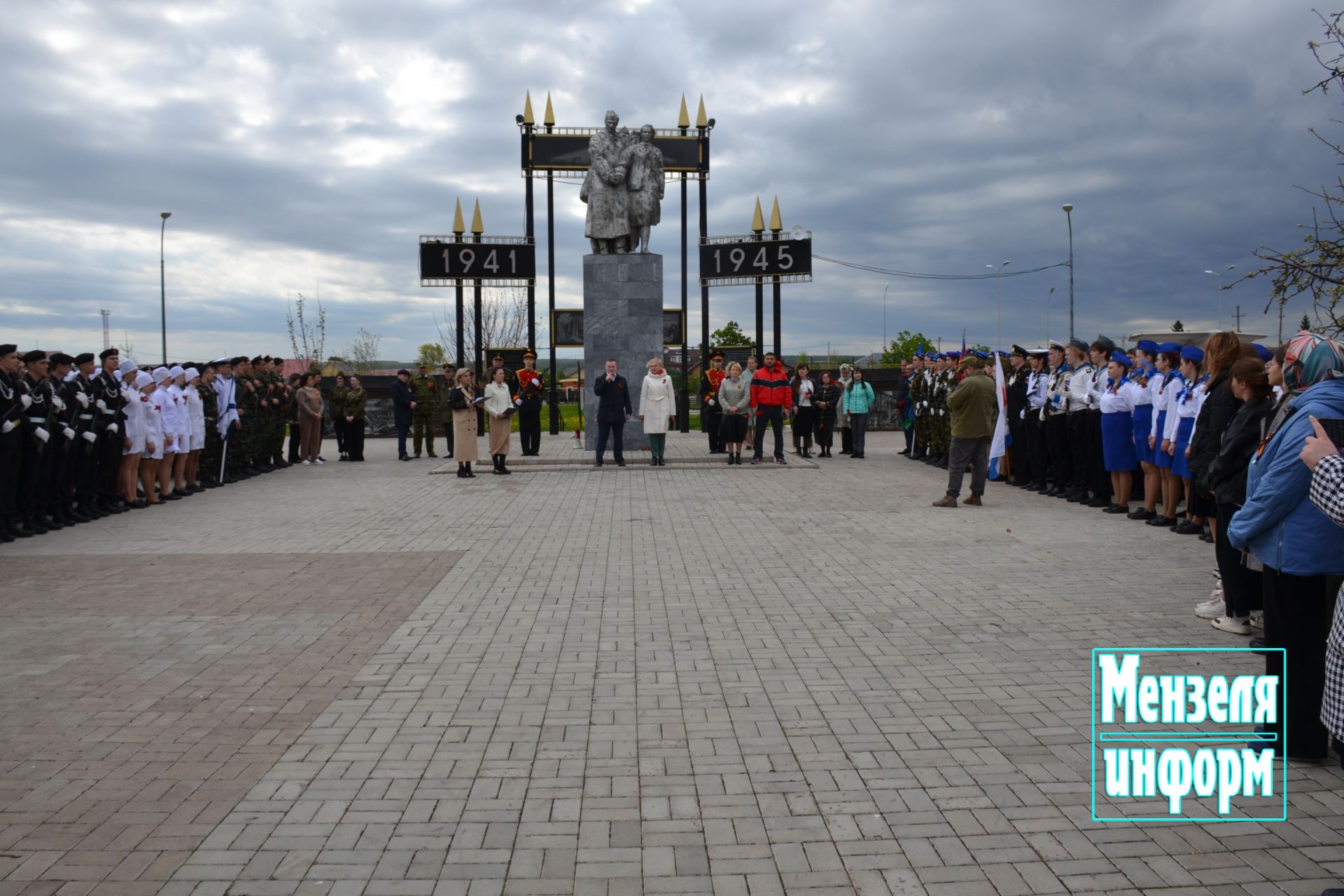 Молодежь Мензелинска возложила венки и цветы к памятнику М.Джалиля и мемориалу