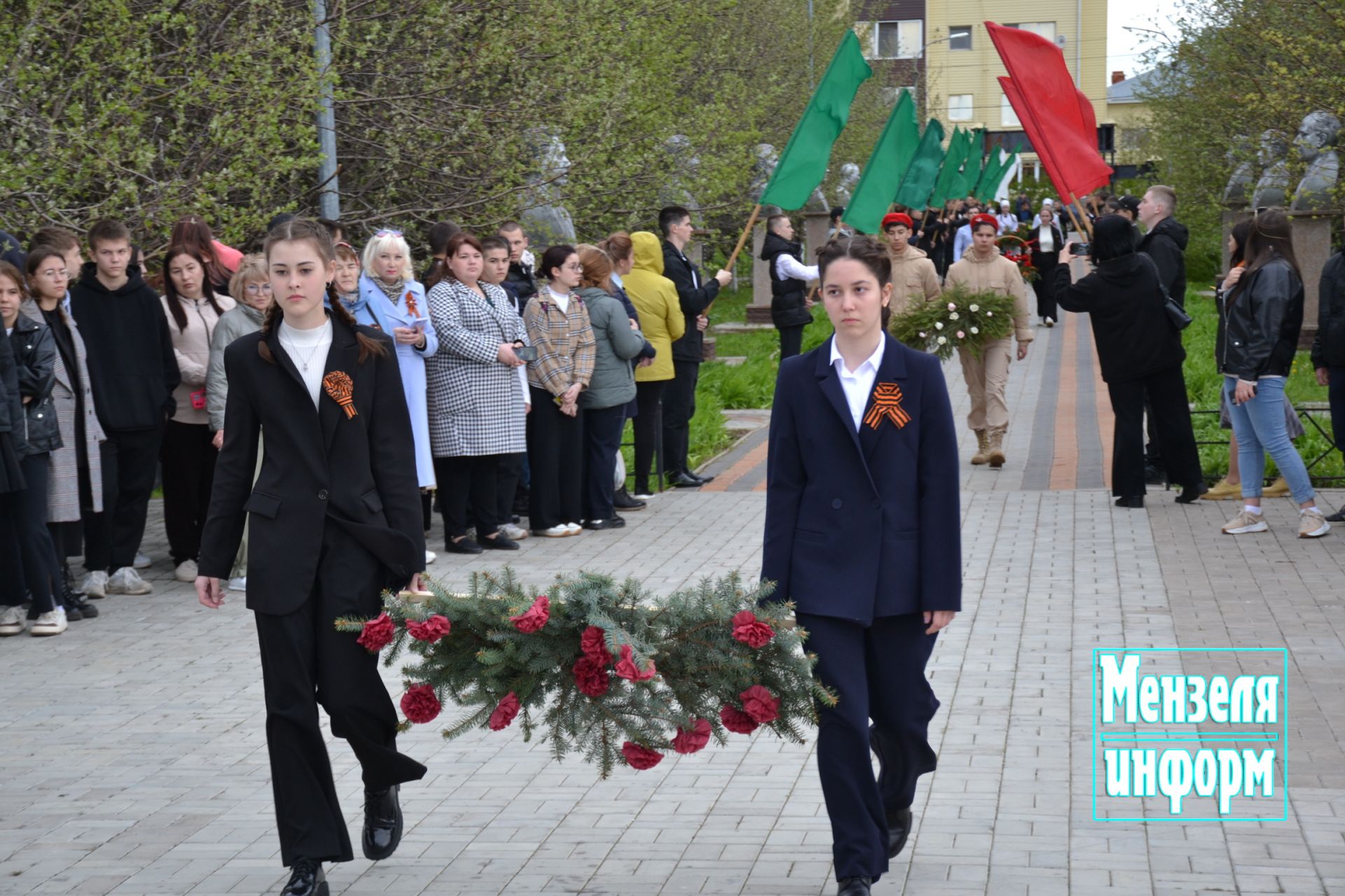 Молодежь Мензелинска возложила венки и цветы к памятнику М.Джалиля и мемориалу