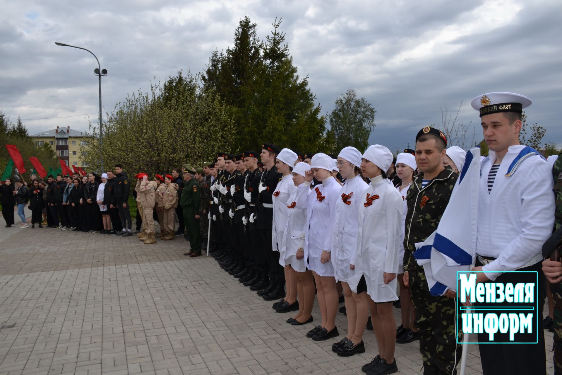 Молодежь Мензелинска возложила венки и цветы к памятнику М.Джалиля и мемориалу