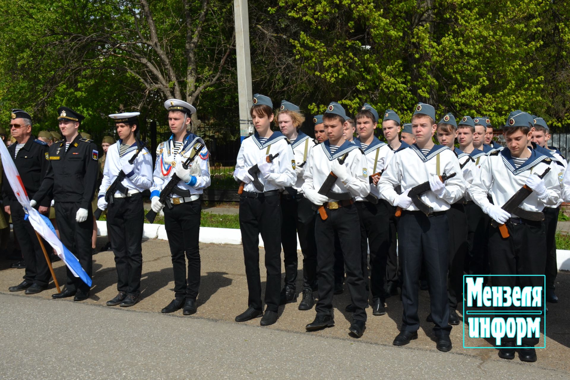 Молодежь Мензелинска возложила венки и цветы к памятнику М.Джалиля и мемориалу