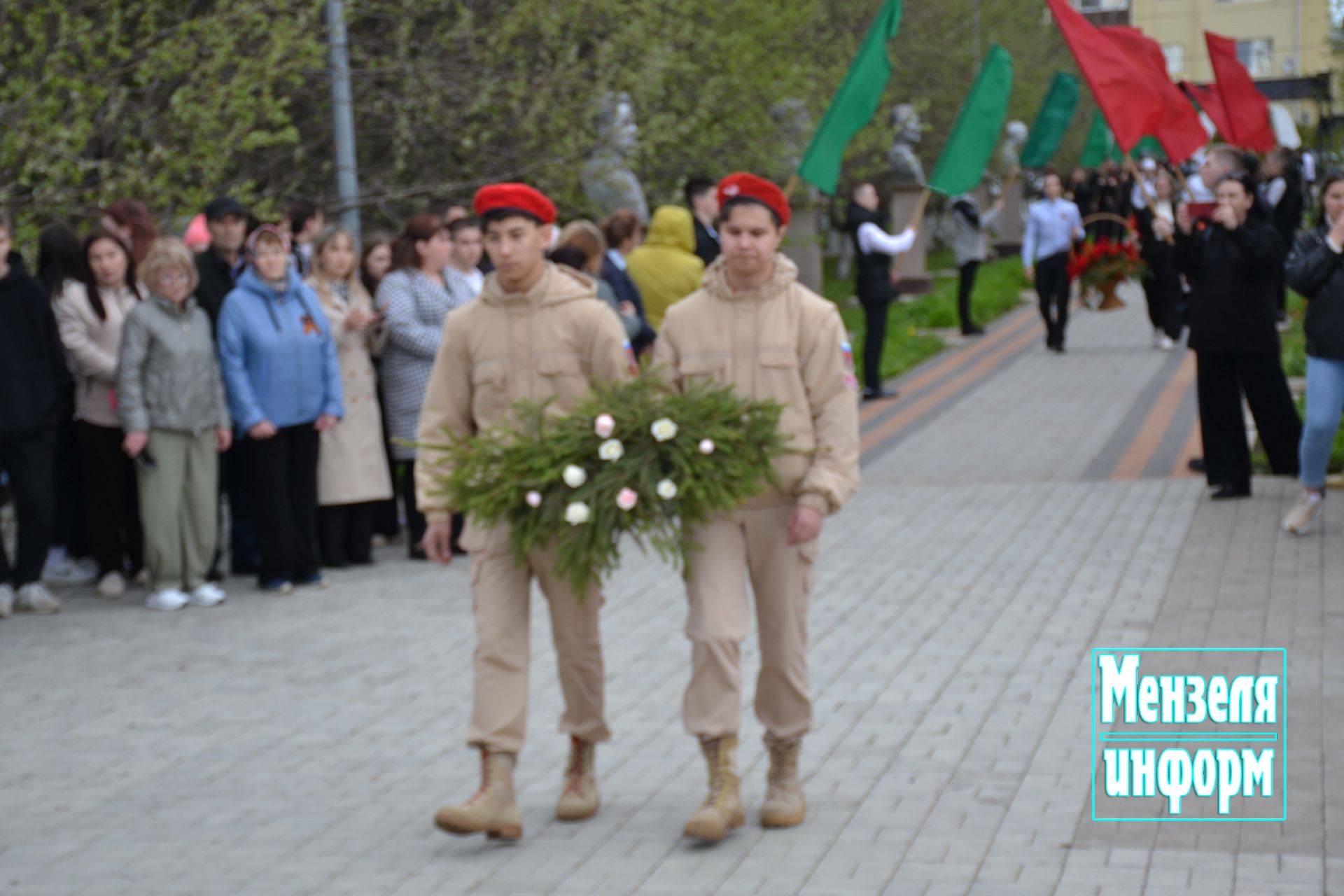 Молодежь Мензелинска возложила венки и цветы к памятнику М.Джалиля и мемориалу