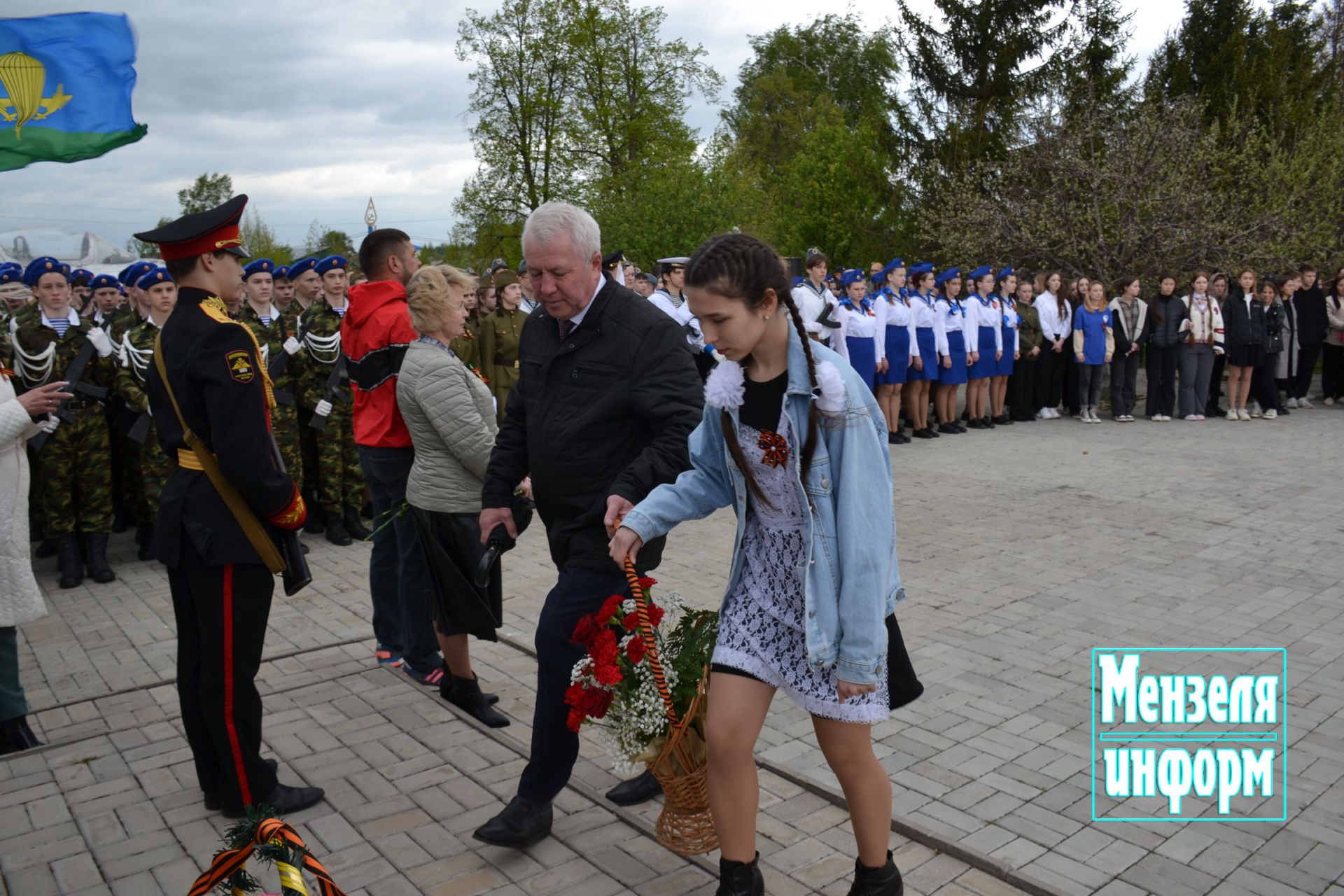 Молодежь Мензелинска возложила венки и цветы к памятнику М.Джалиля и мемориалу