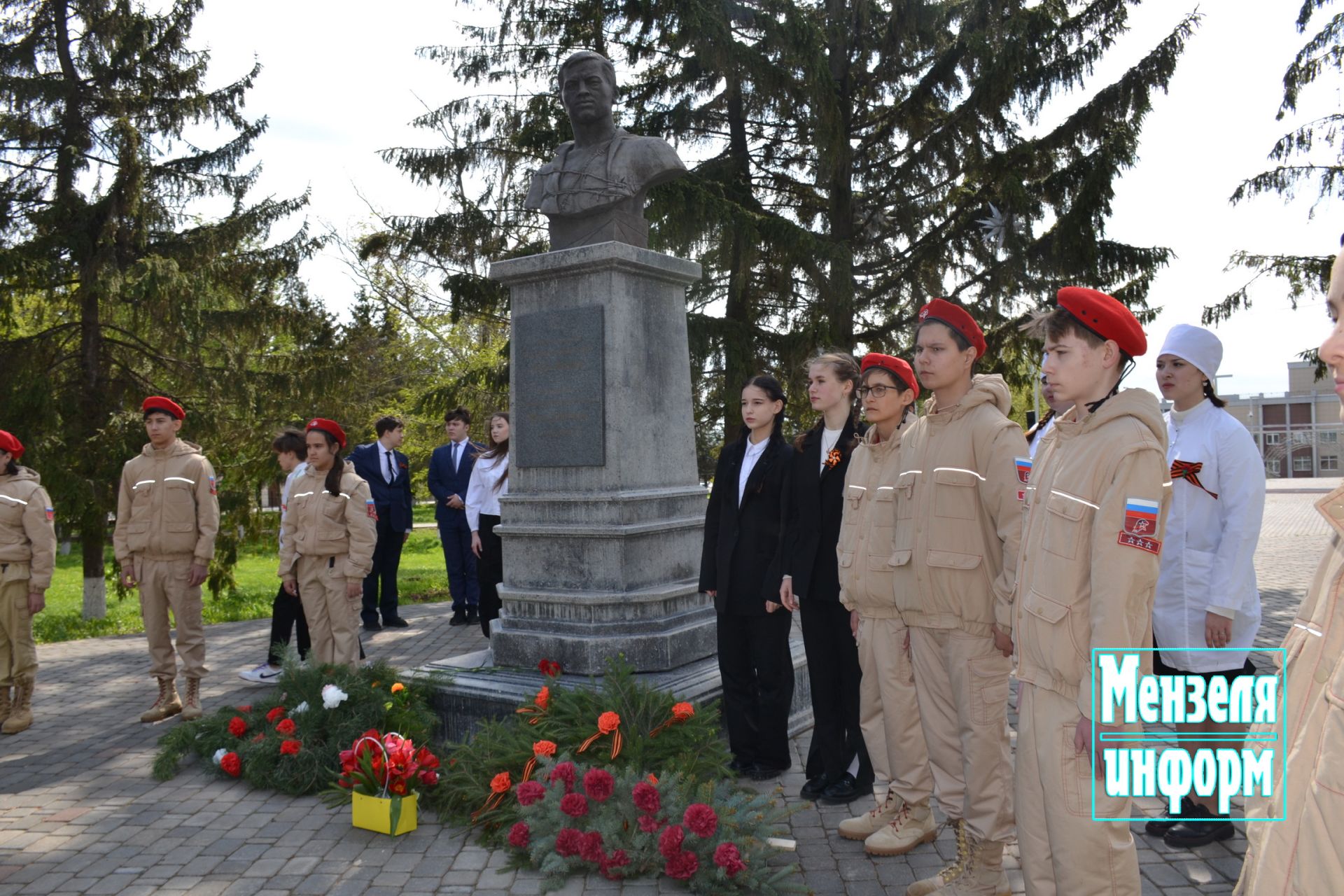 Молодежь Мензелинска возложила венки и цветы к памятнику М.Джалиля и мемориалу