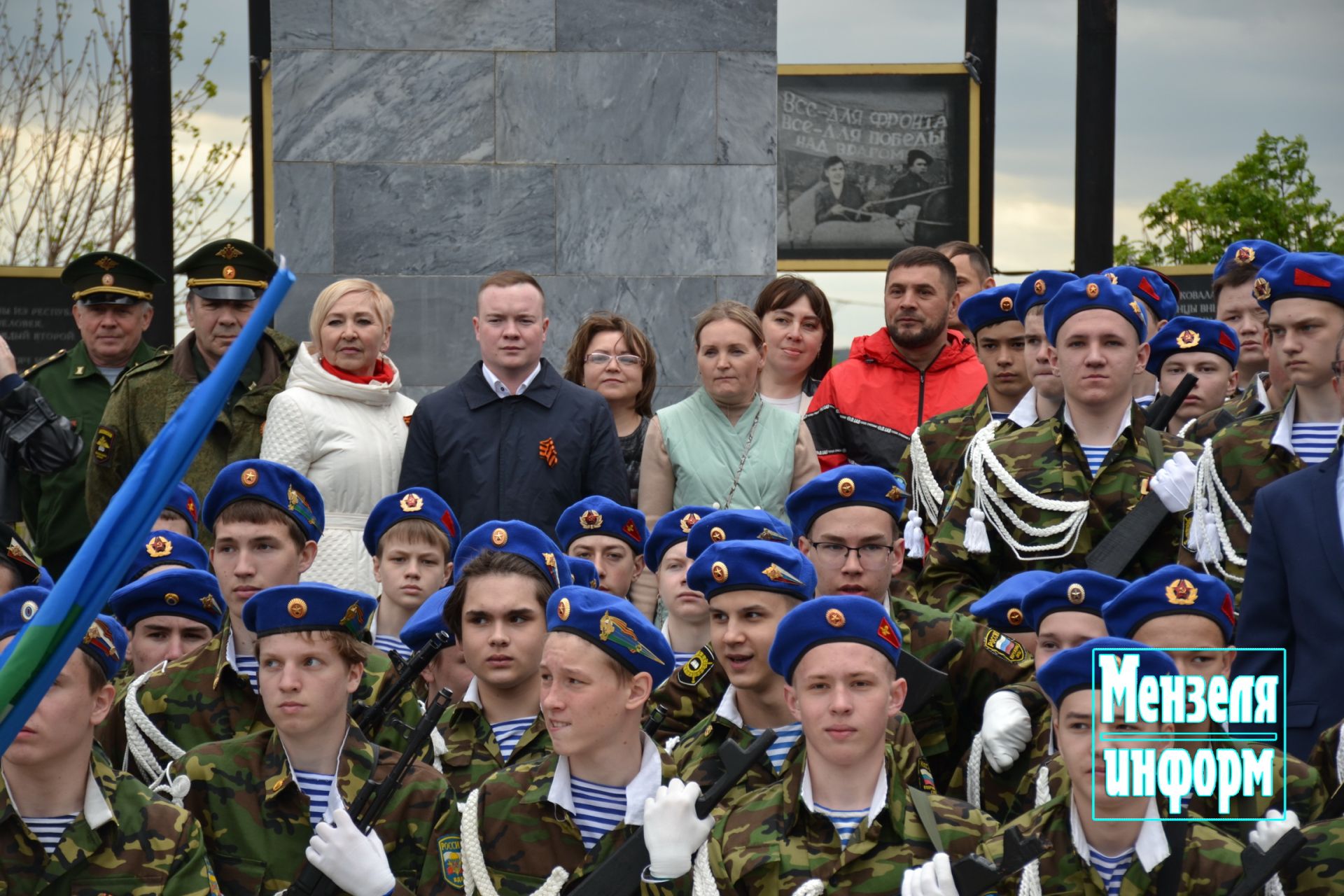 Молодежь Мензелинска возложила венки и цветы к памятнику М.Джалиля и мемориалу