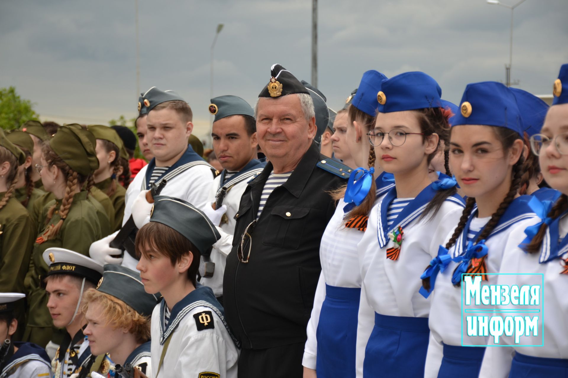 Молодежь Мензелинска возложила венки и цветы к памятнику М.Джалиля и мемориалу