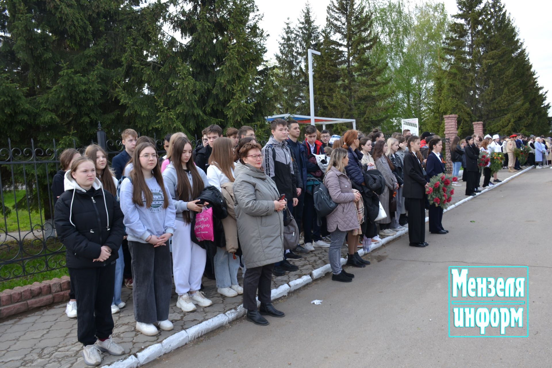 Молодежь Мензелинска возложила венки и цветы к памятнику М.Джалиля и мемориалу