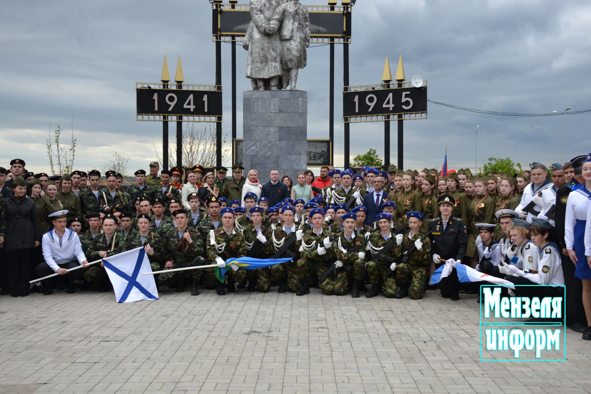 Молодежь Мензелинска возложила венки и цветы к памятнику М.Джалиля и мемориалу