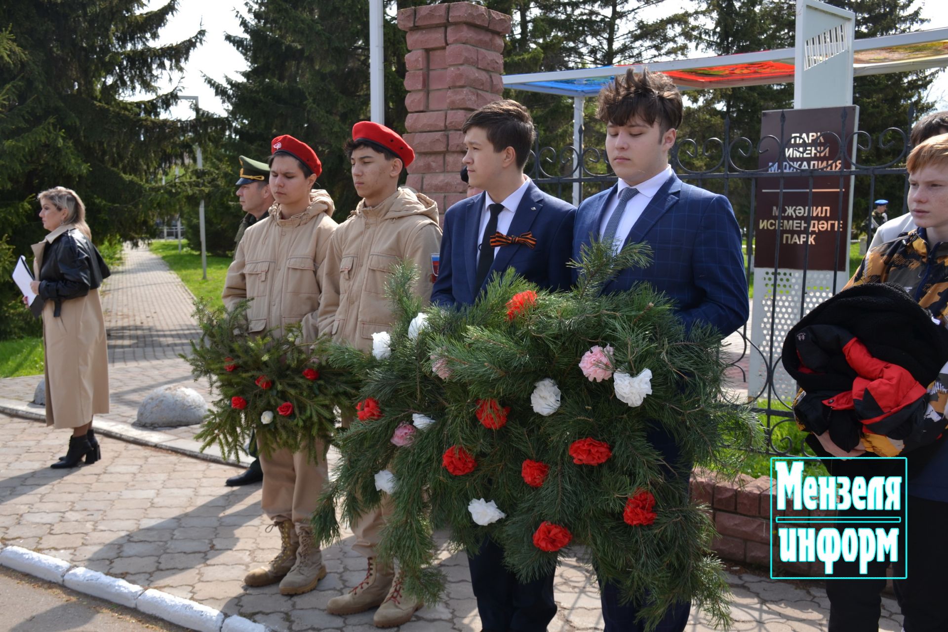 Молодежь Мензелинска возложила венки и цветы к памятнику М.Джалиля и мемориалу