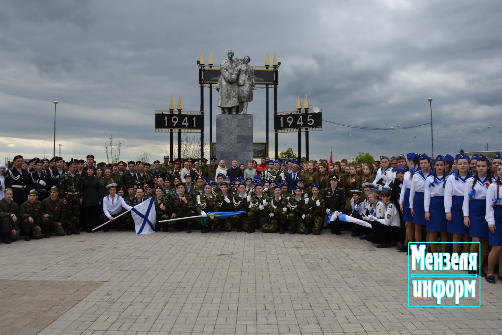 Молодежь Мензелинска возложила венки и цветы к памятнику М.Джалиля и мемориалу