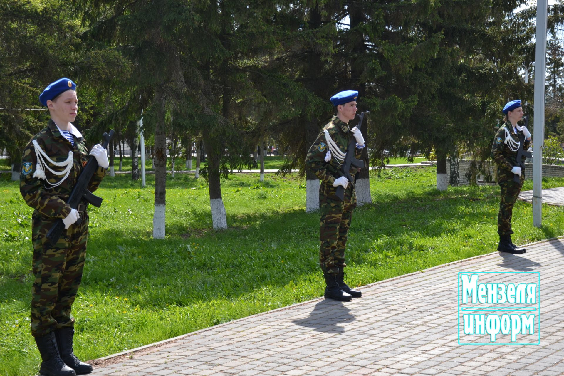 Молодежь Мензелинска возложила венки и цветы к памятнику М.Джалиля и мемориалу