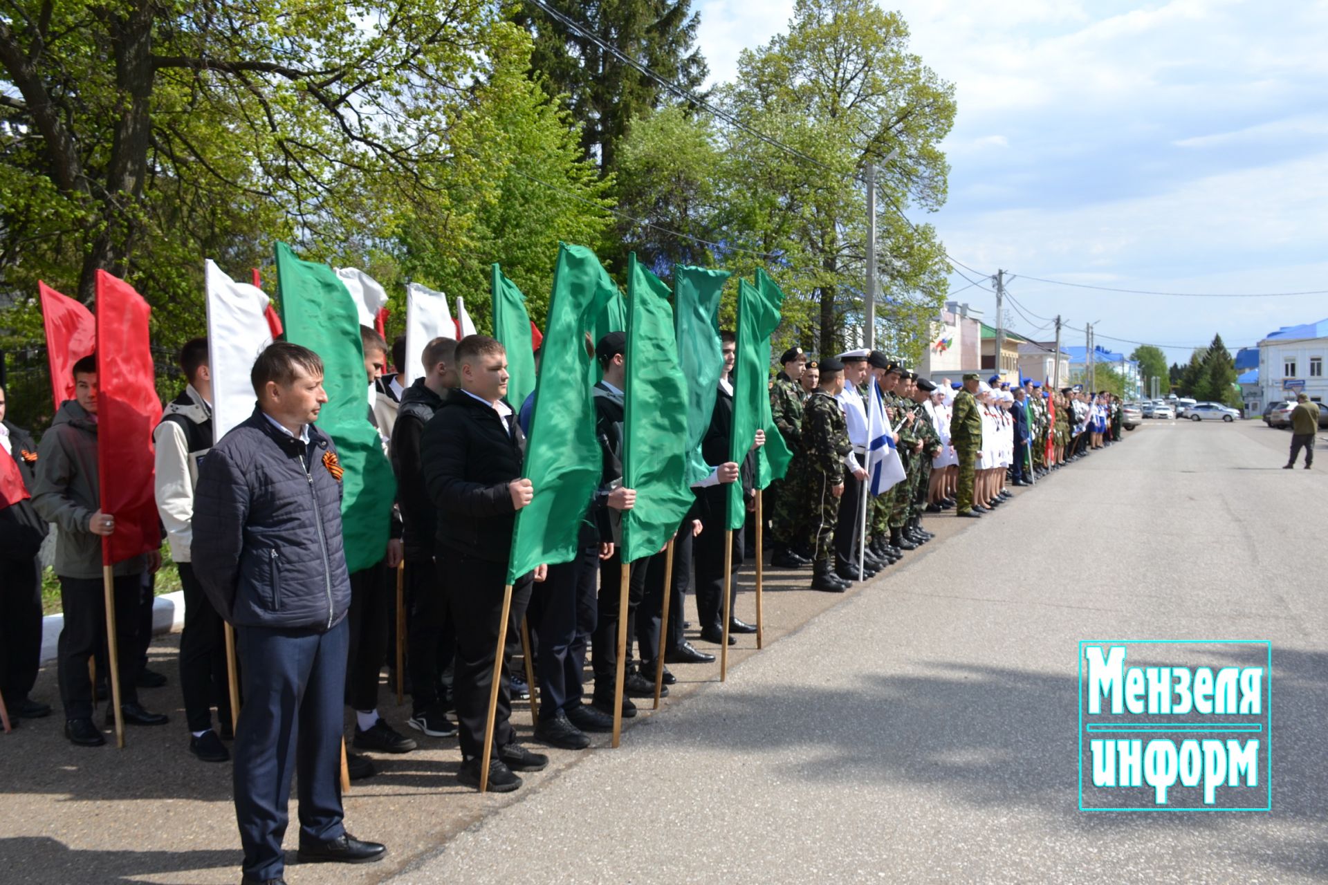 Молодежь Мензелинска возложила венки и цветы к памятнику М.Джалиля и мемориалу