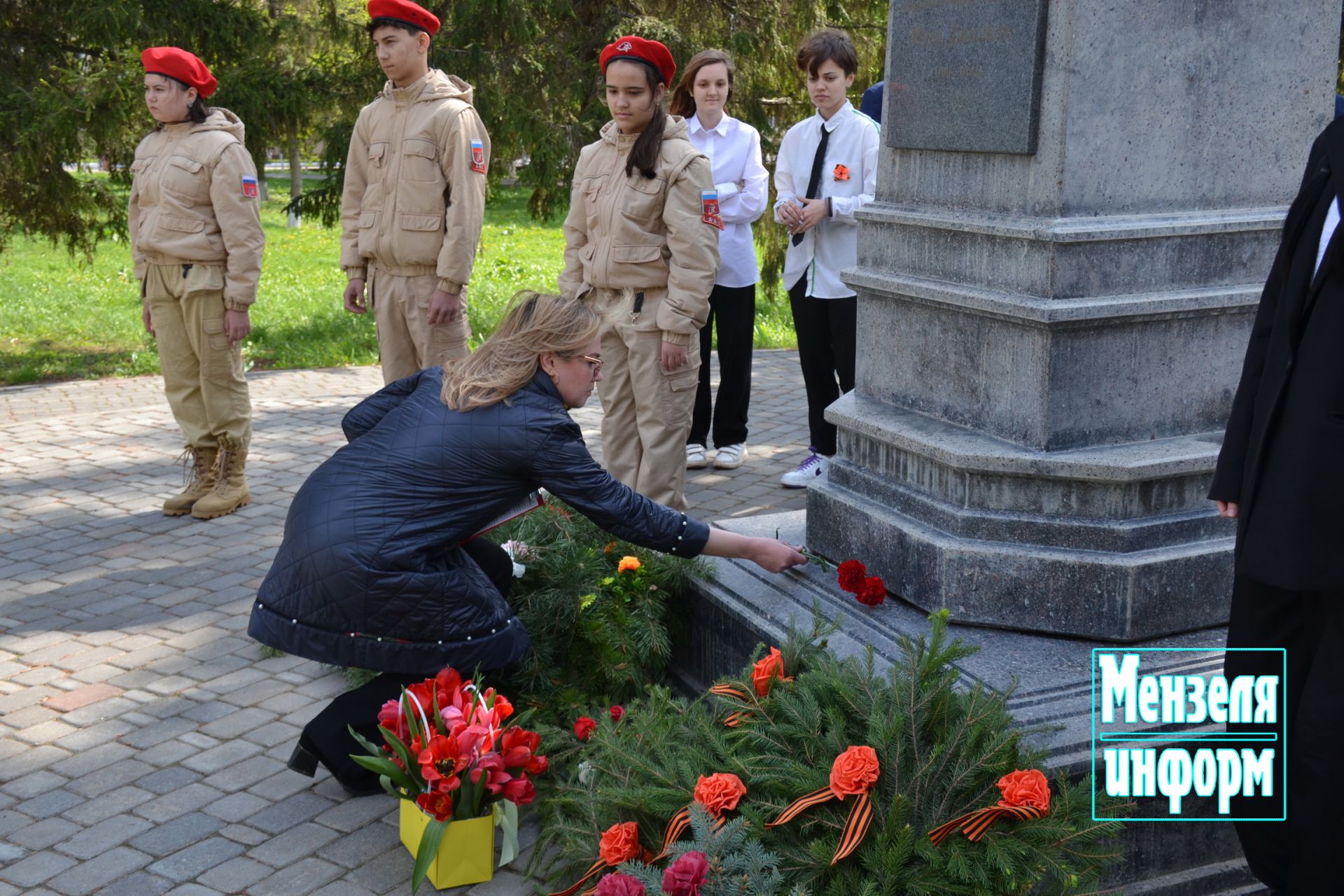 Молодежь Мензелинска возложила венки и цветы к памятнику М.Джалиля и мемориалу