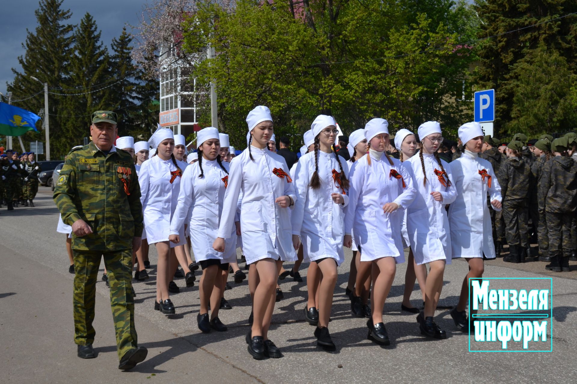 Молодежь Мензелинска возложила венки и цветы к памятнику М.Джалиля и мемориалу