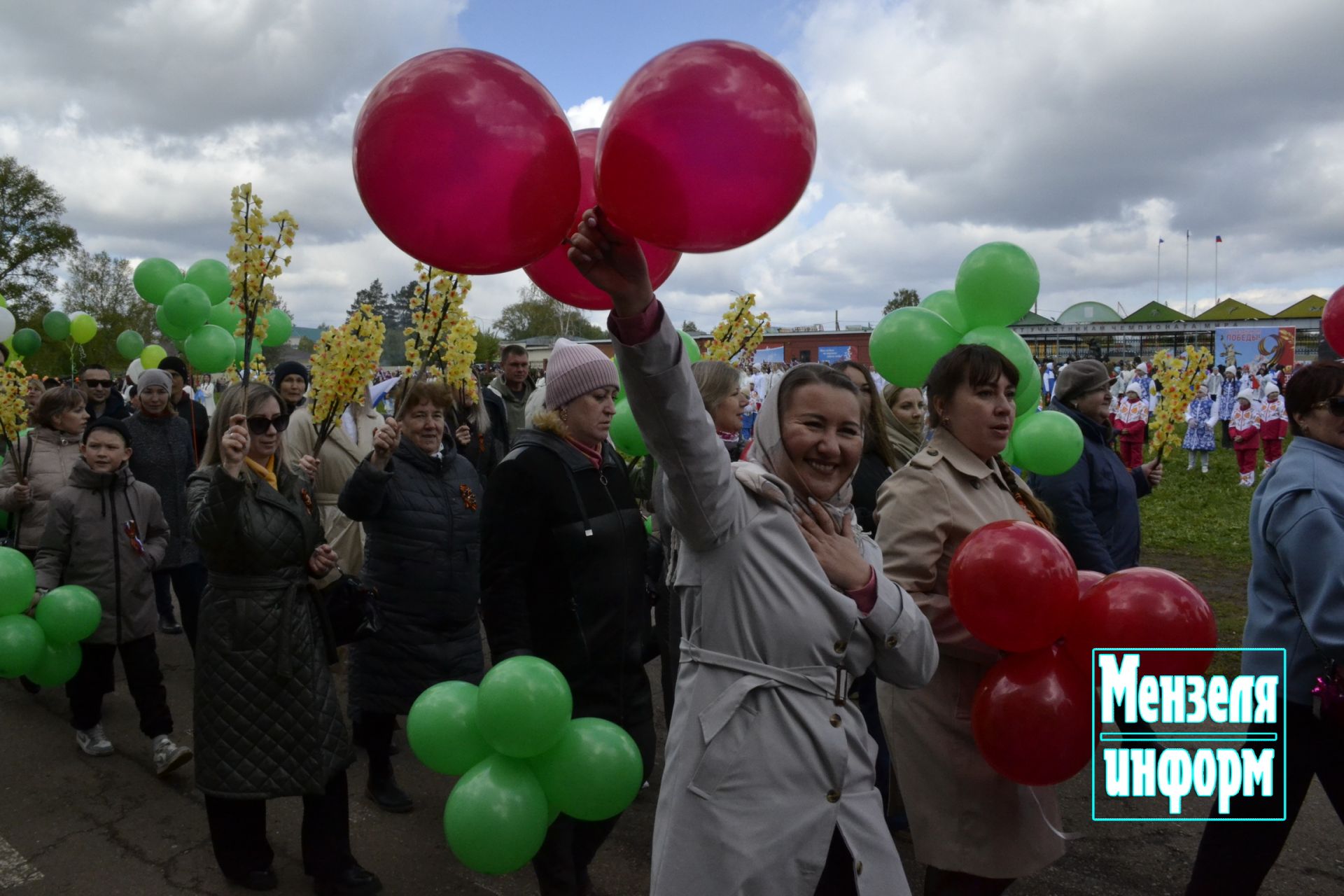 Торжественное шествие колонн трудовых коллективов и образовательных учреждений Мензелинска на центральном стадионе