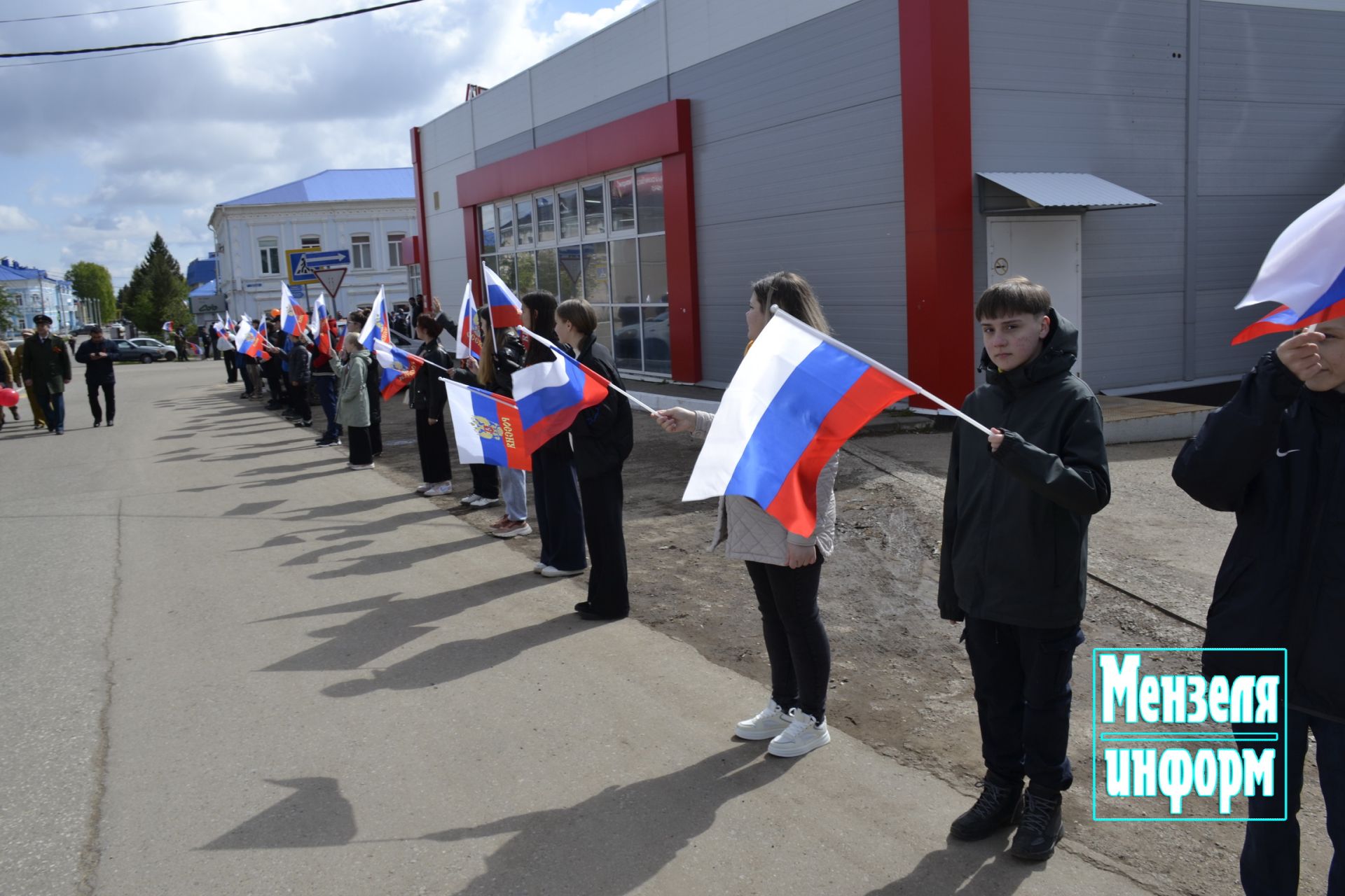 Улицы Мензелинска в праздник 9 Мая обрели торжественный вид