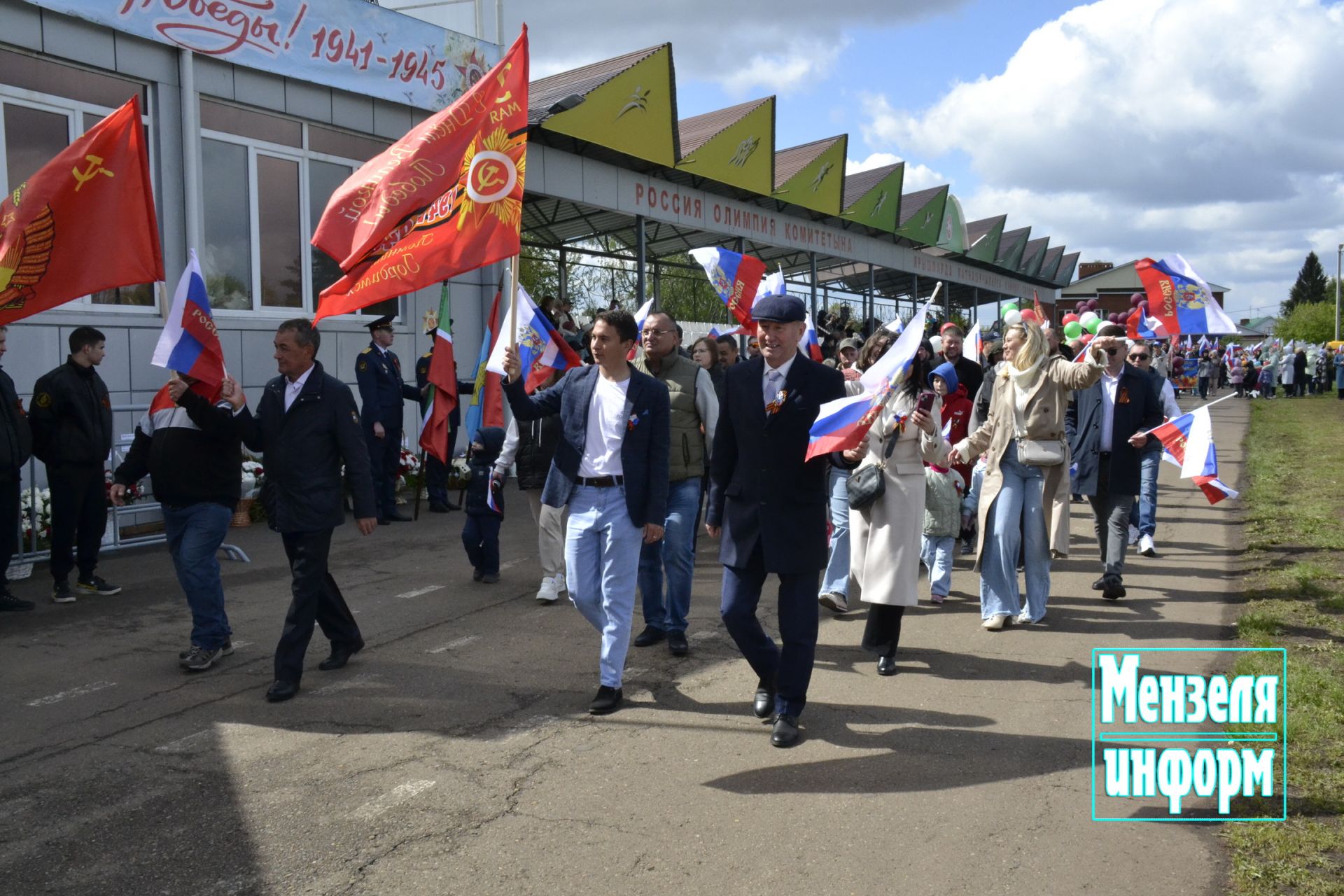 Торжественное шествие колонн трудовых коллективов и образовательных учреждений Мензелинска на центральном стадионе