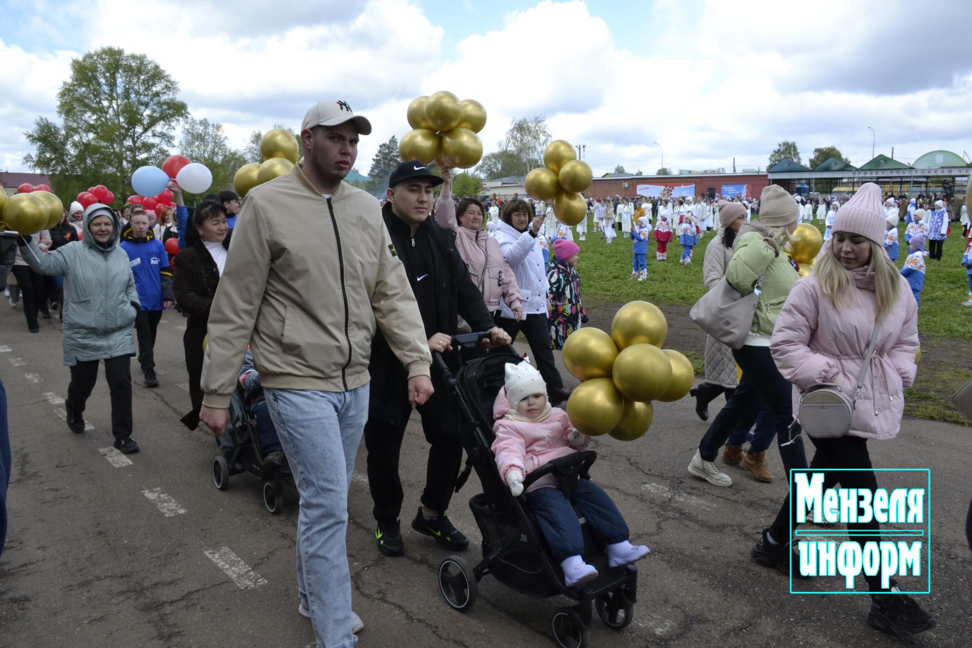 Торжественное шествие колонн трудовых коллективов и образовательных учреждений Мензелинска на центральном стадионе