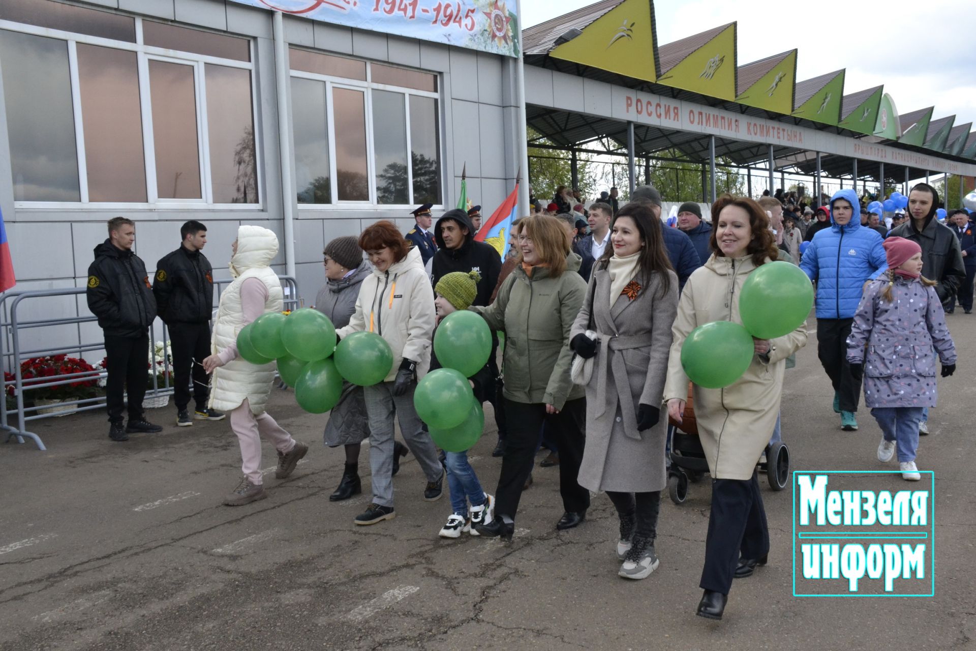 Торжественное шествие колонн трудовых коллективов и образовательных учреждений Мензелинска на центральном стадионе