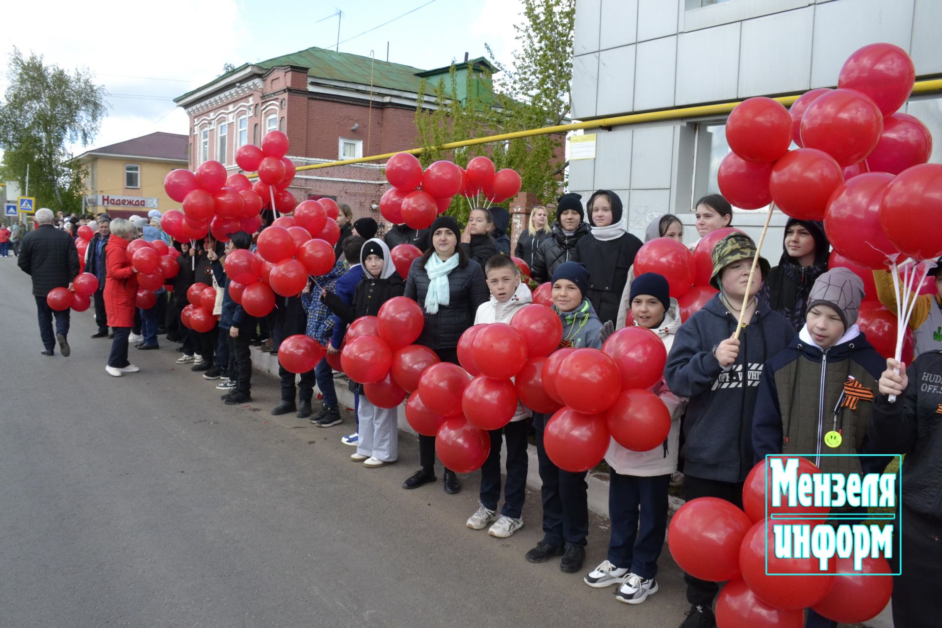 Улицы Мензелинска в праздник 9 Мая обрели торжественный вид