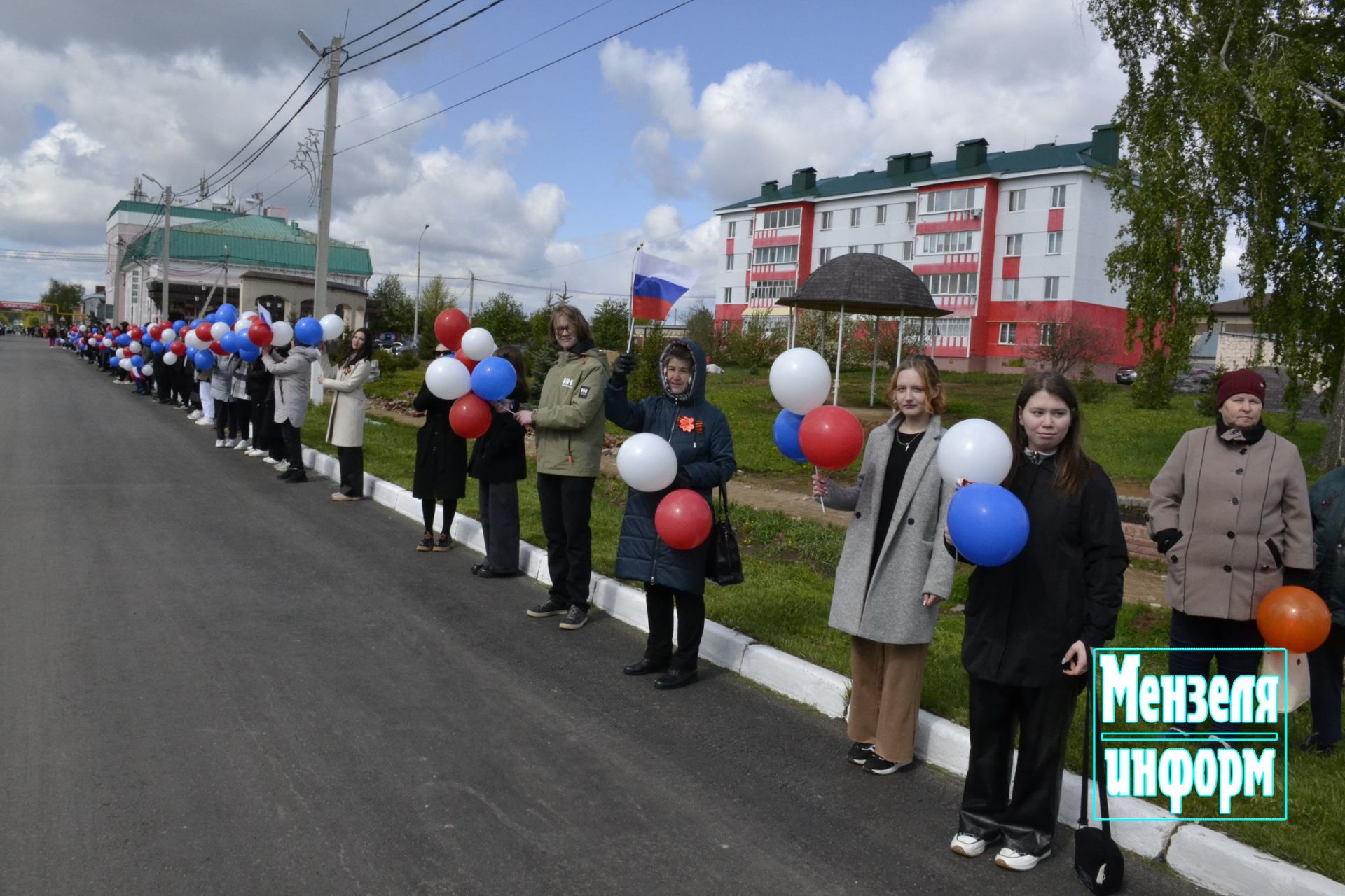 Улицы Мензелинска в праздник 9 Мая обрели торжественный вид