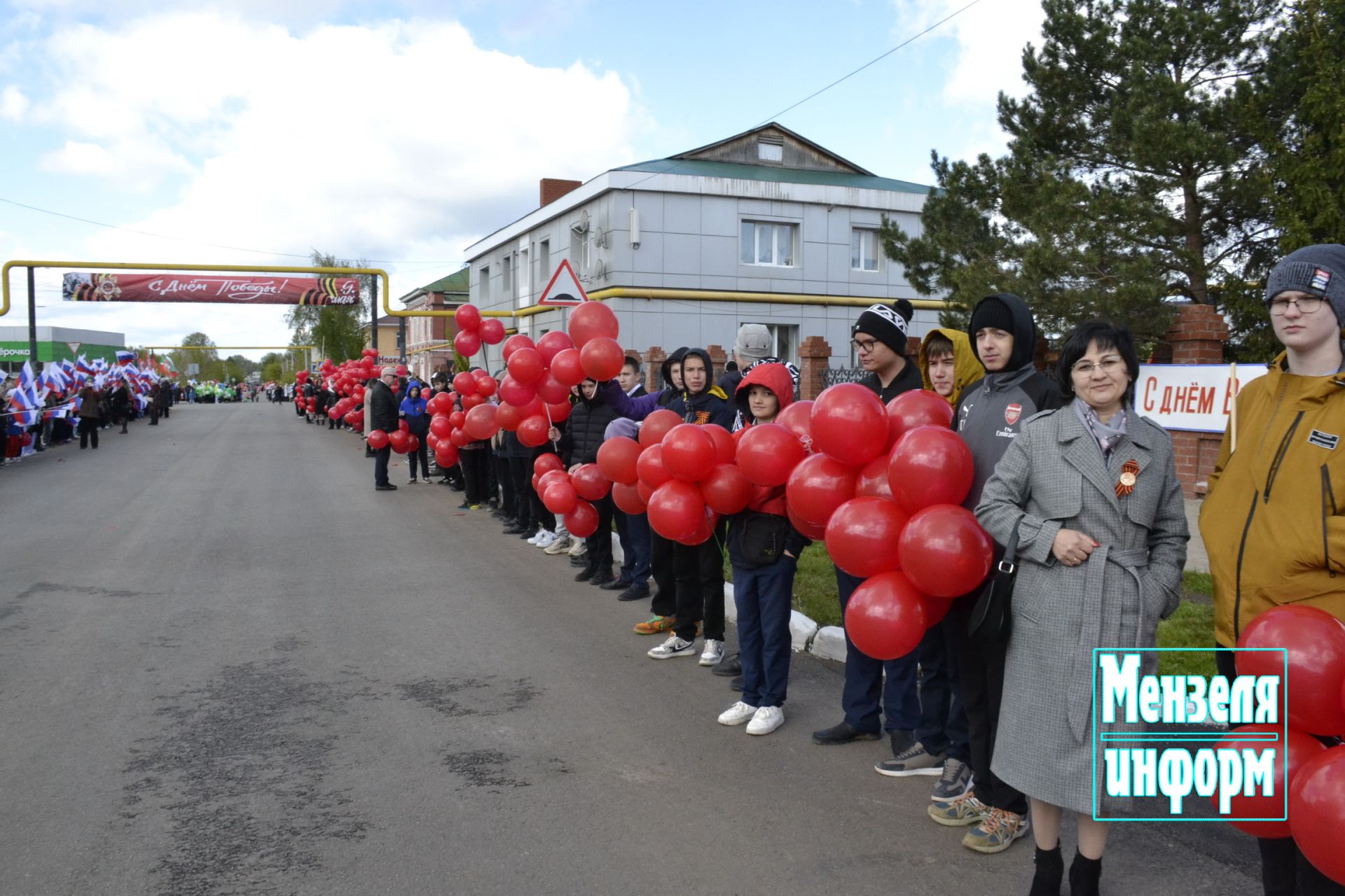 Улицы Мензелинска в праздник 9 Мая обрели торжественный вид