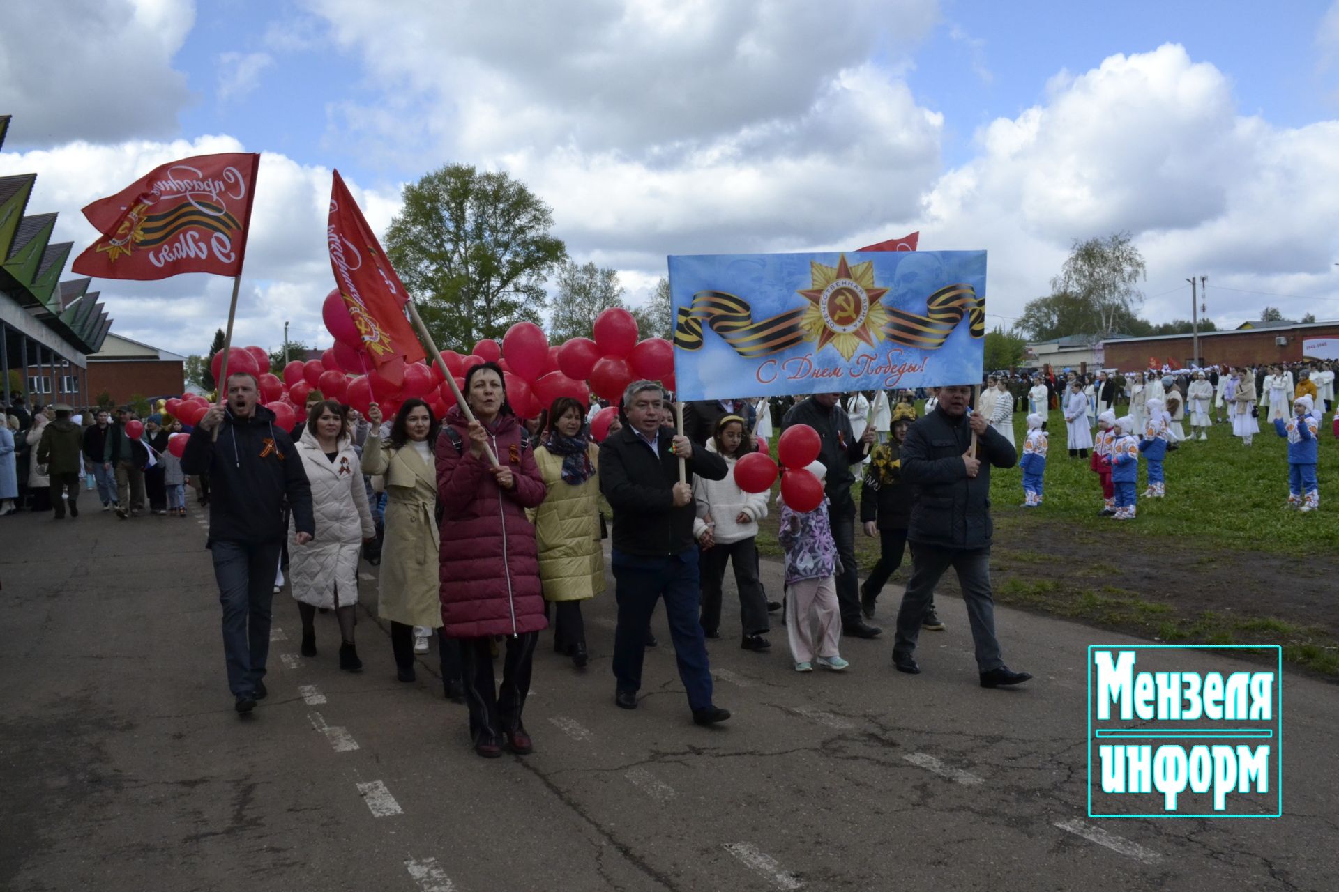 Торжественное шествие колонн трудовых коллективов и образовательных учреждений Мензелинска на центральном стадионе