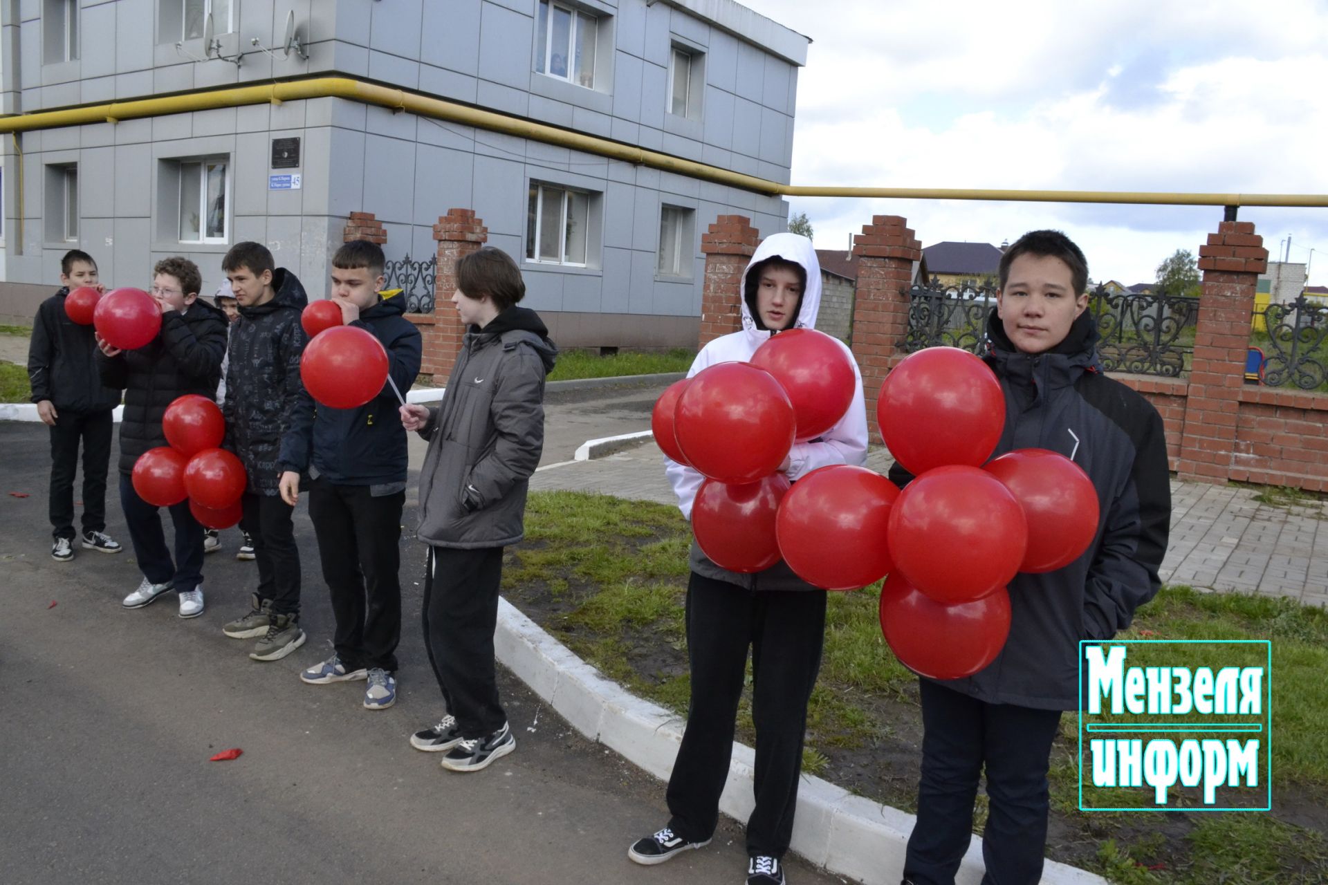 Улицы Мензелинска в праздник 9 Мая обрели торжественный вид