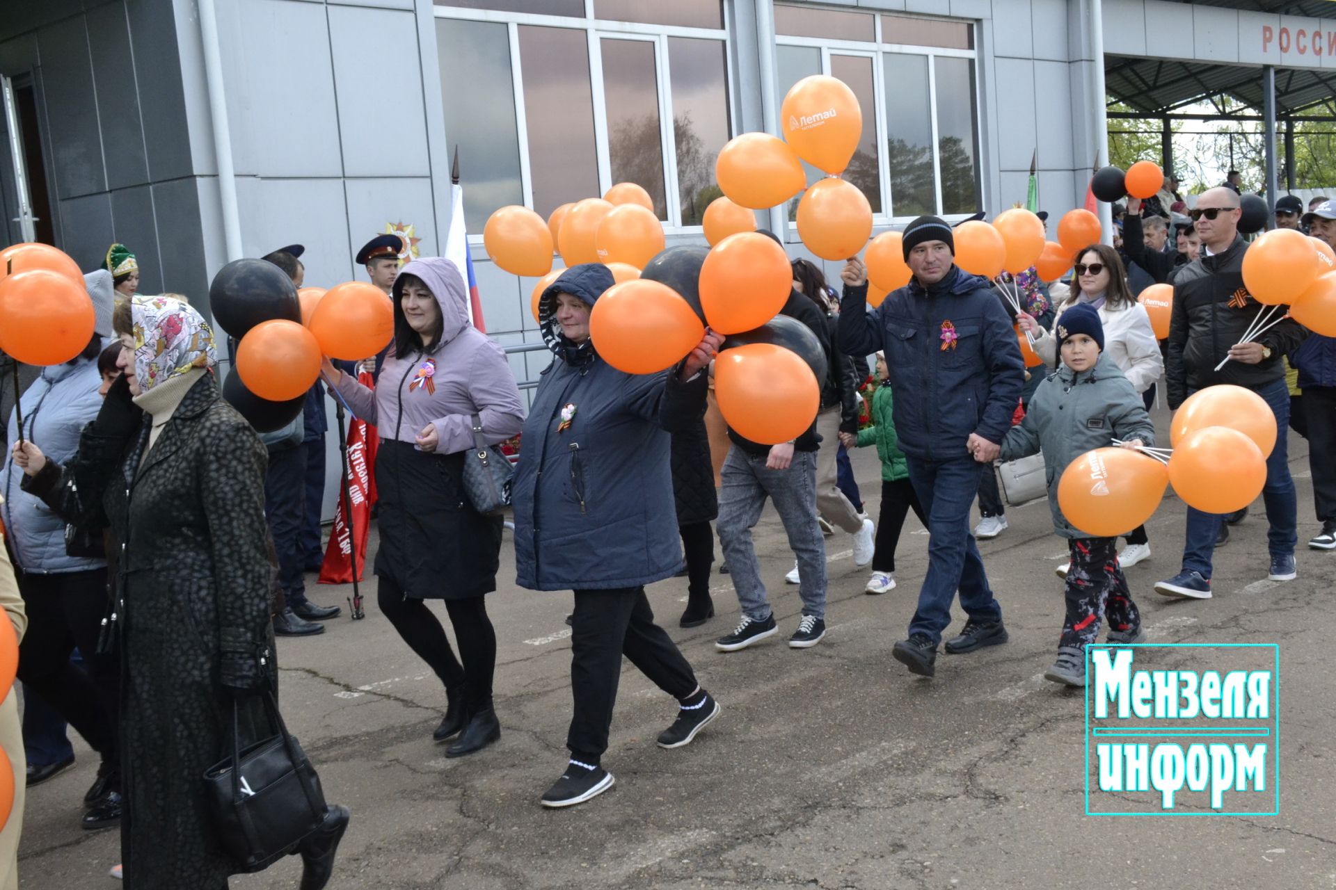 Торжественное шествие колонн трудовых коллективов и образовательных учреждений Мензелинска на центральном стадионе