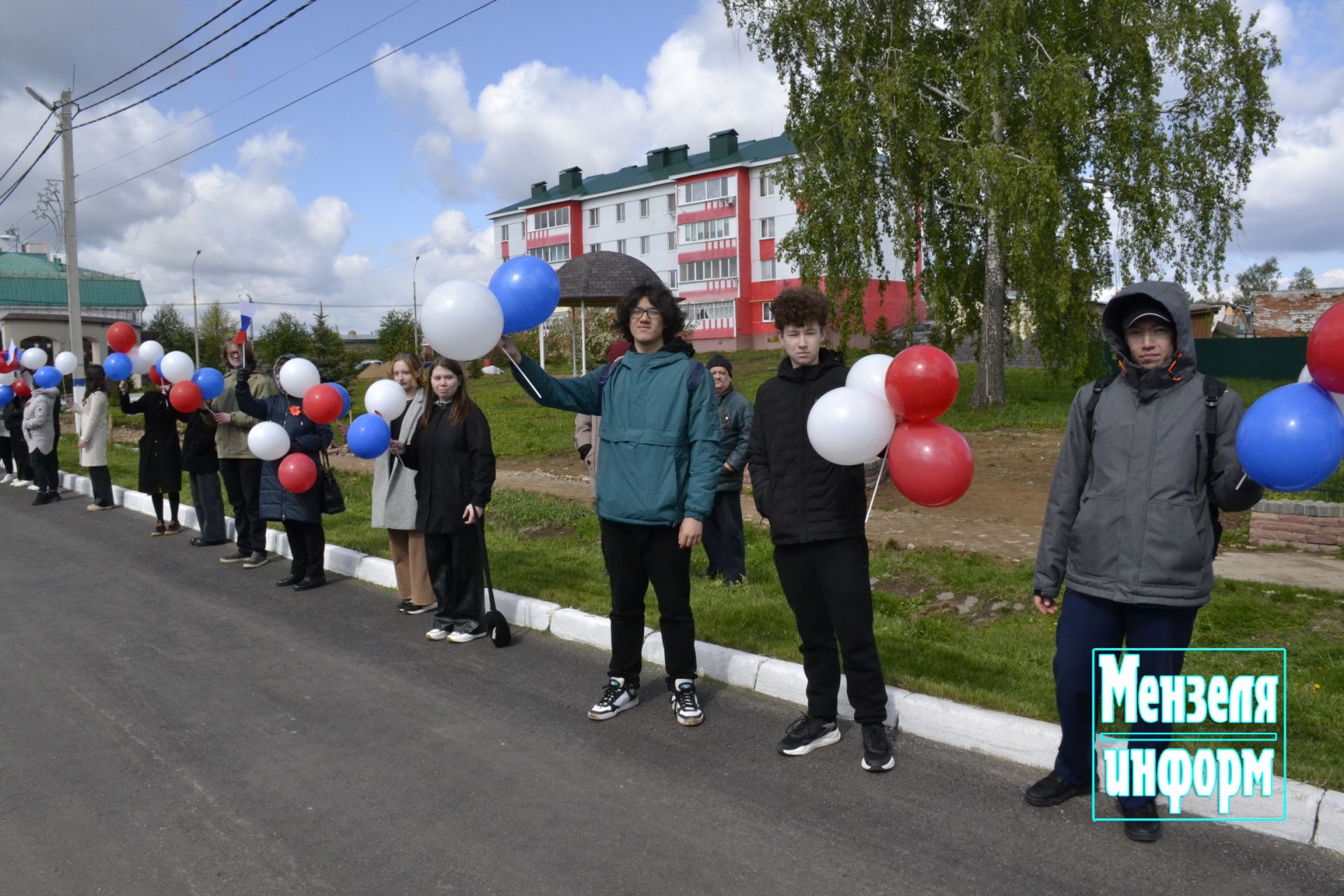 Улицы Мензелинска в праздник 9 Мая обрели торжественный вид