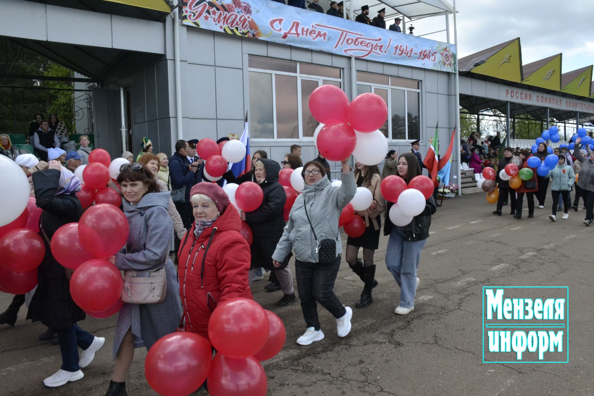 Торжественное шествие колонн трудовых коллективов и образовательных учреждений Мензелинска на центральном стадионе