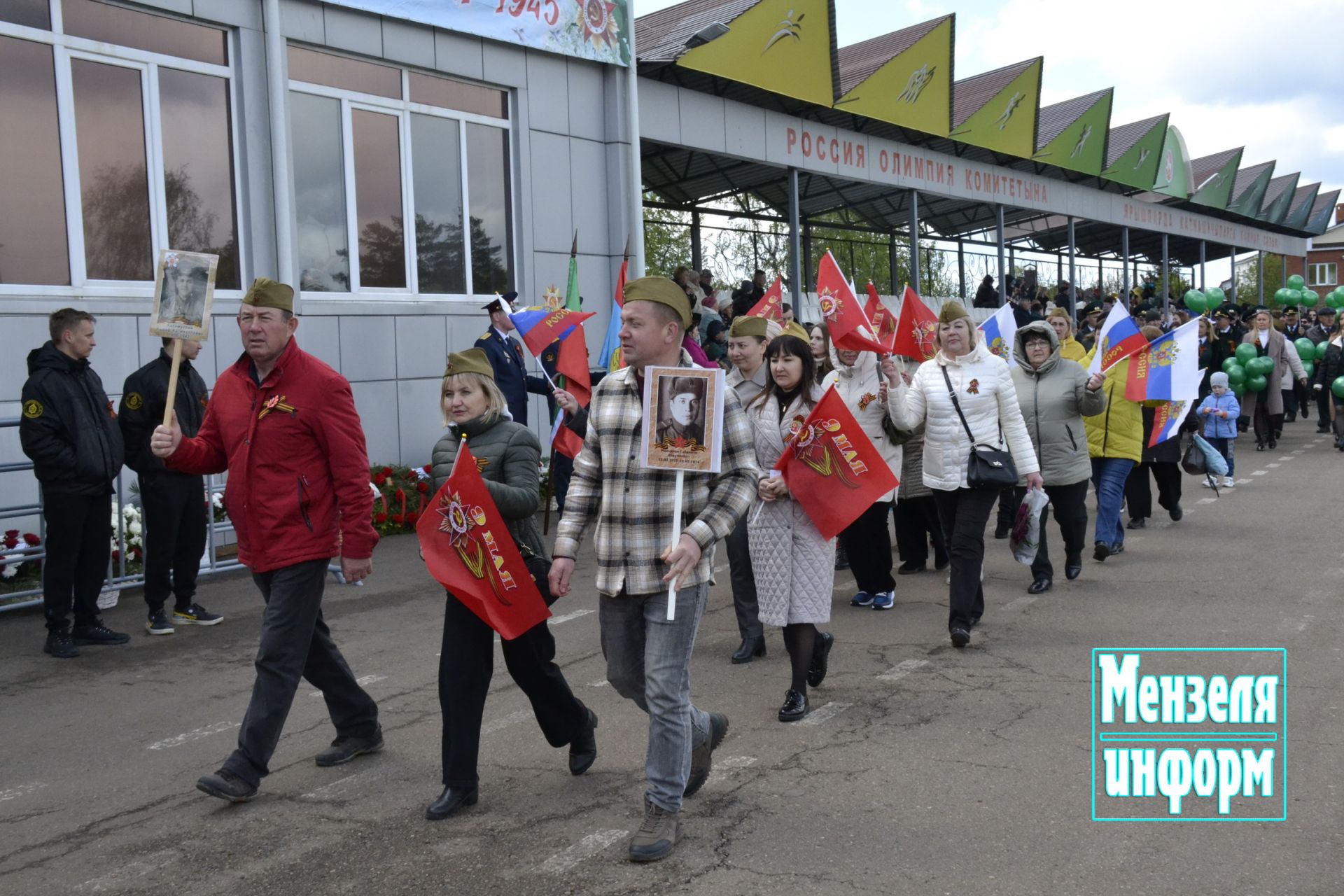 Торжественное шествие колонн трудовых коллективов и образовательных учреждений Мензелинска на центральном стадионе