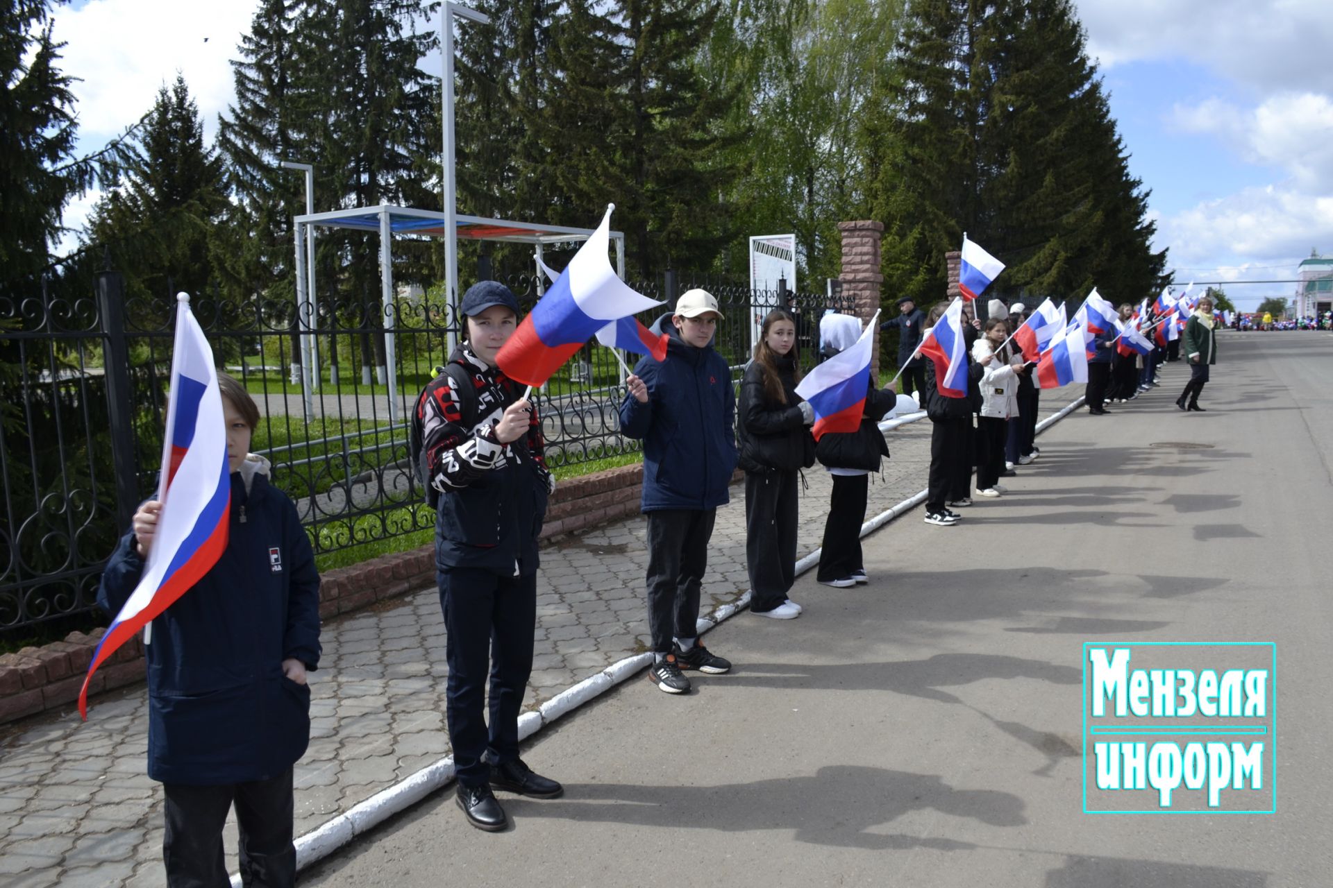 Улицы Мензелинска в праздник 9 Мая обрели торжественный вид