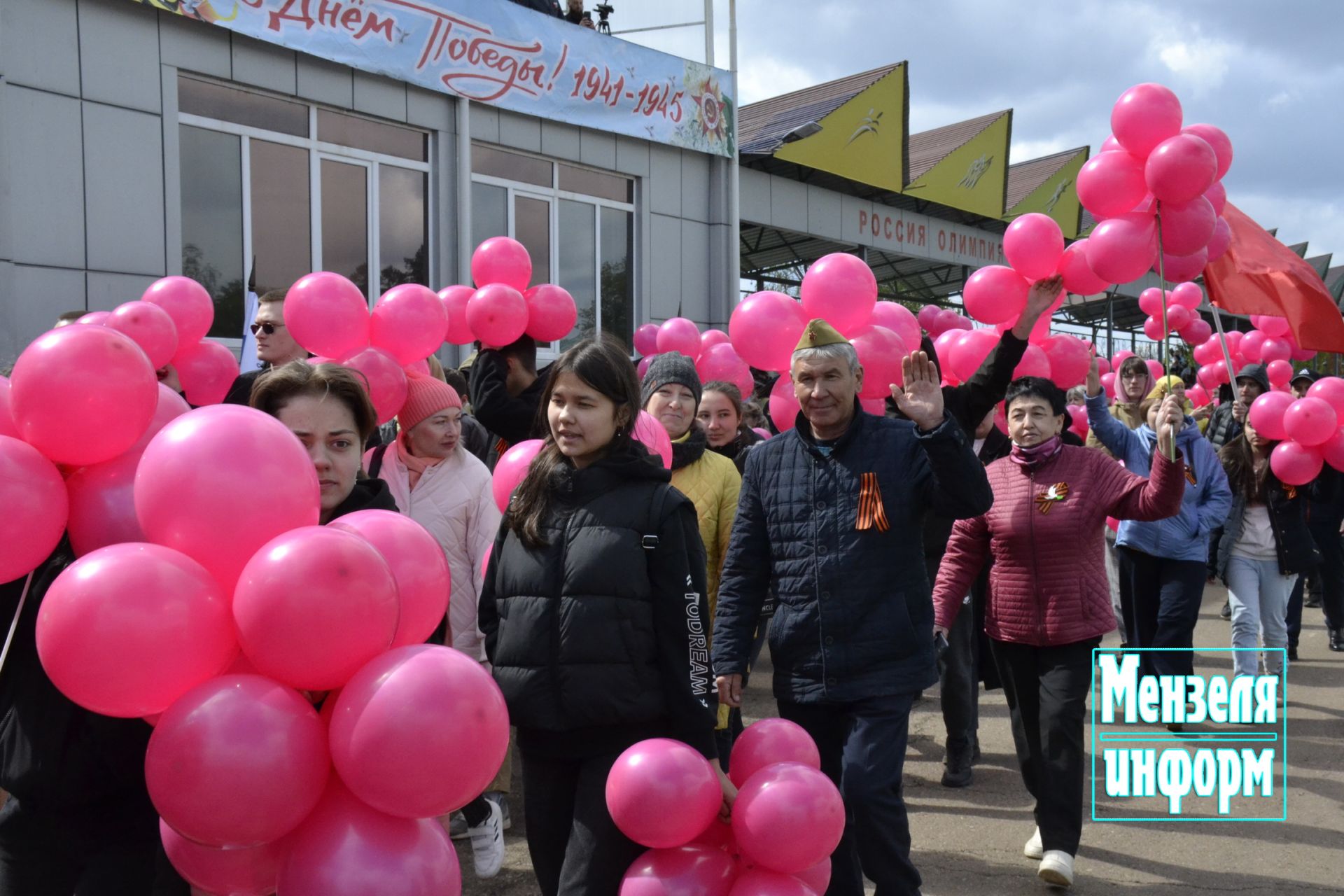 Торжественное шествие колонн трудовых коллективов и образовательных учреждений Мензелинска на центральном стадионе