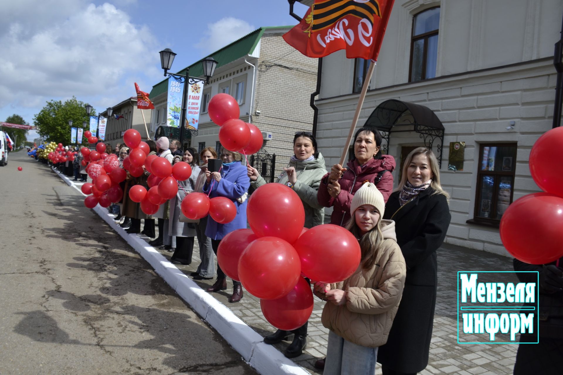 Улицы Мензелинска в праздник 9 Мая обрели торжественный вид