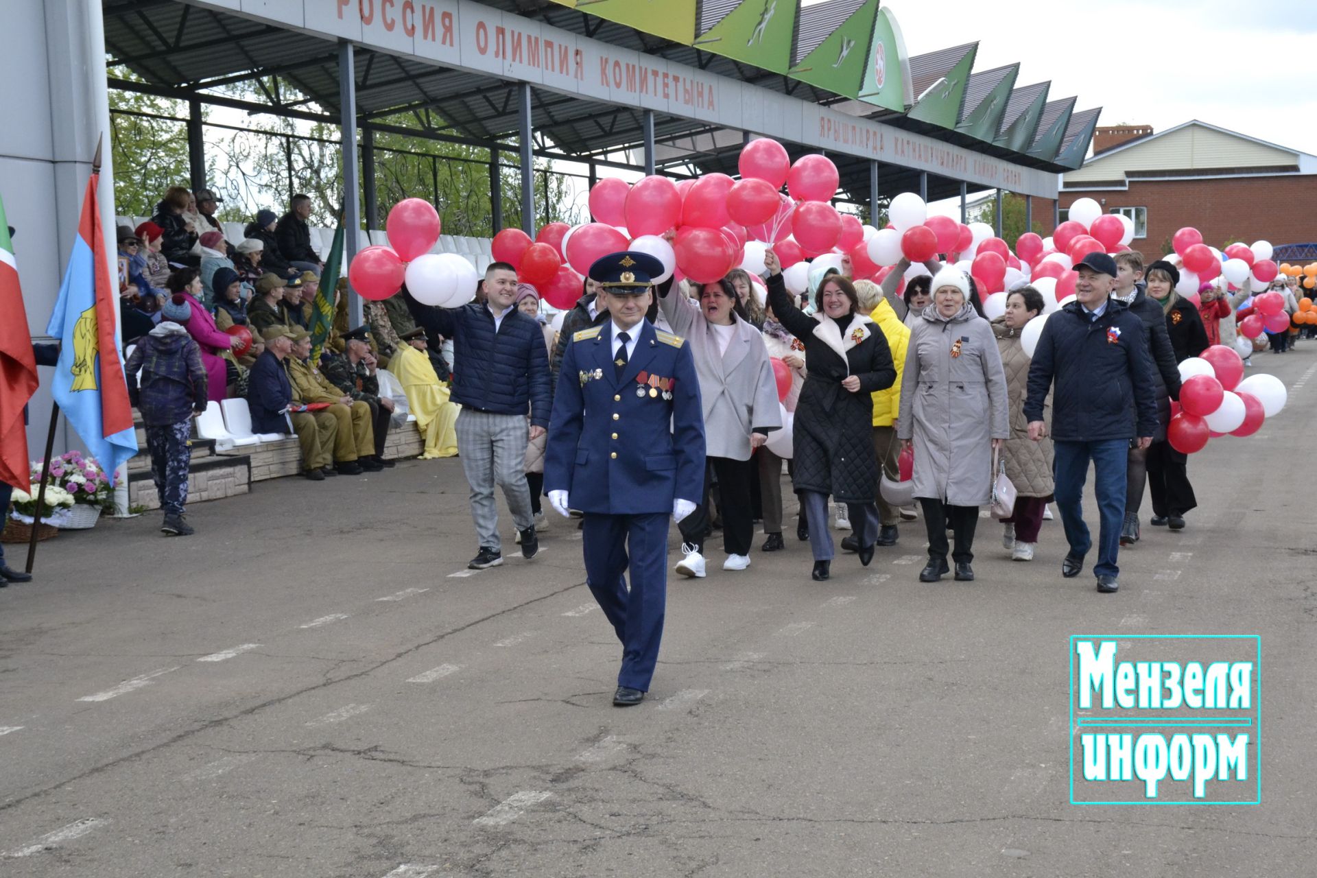 Торжественное шествие колонн трудовых коллективов и образовательных учреждений Мензелинска на центральном стадионе