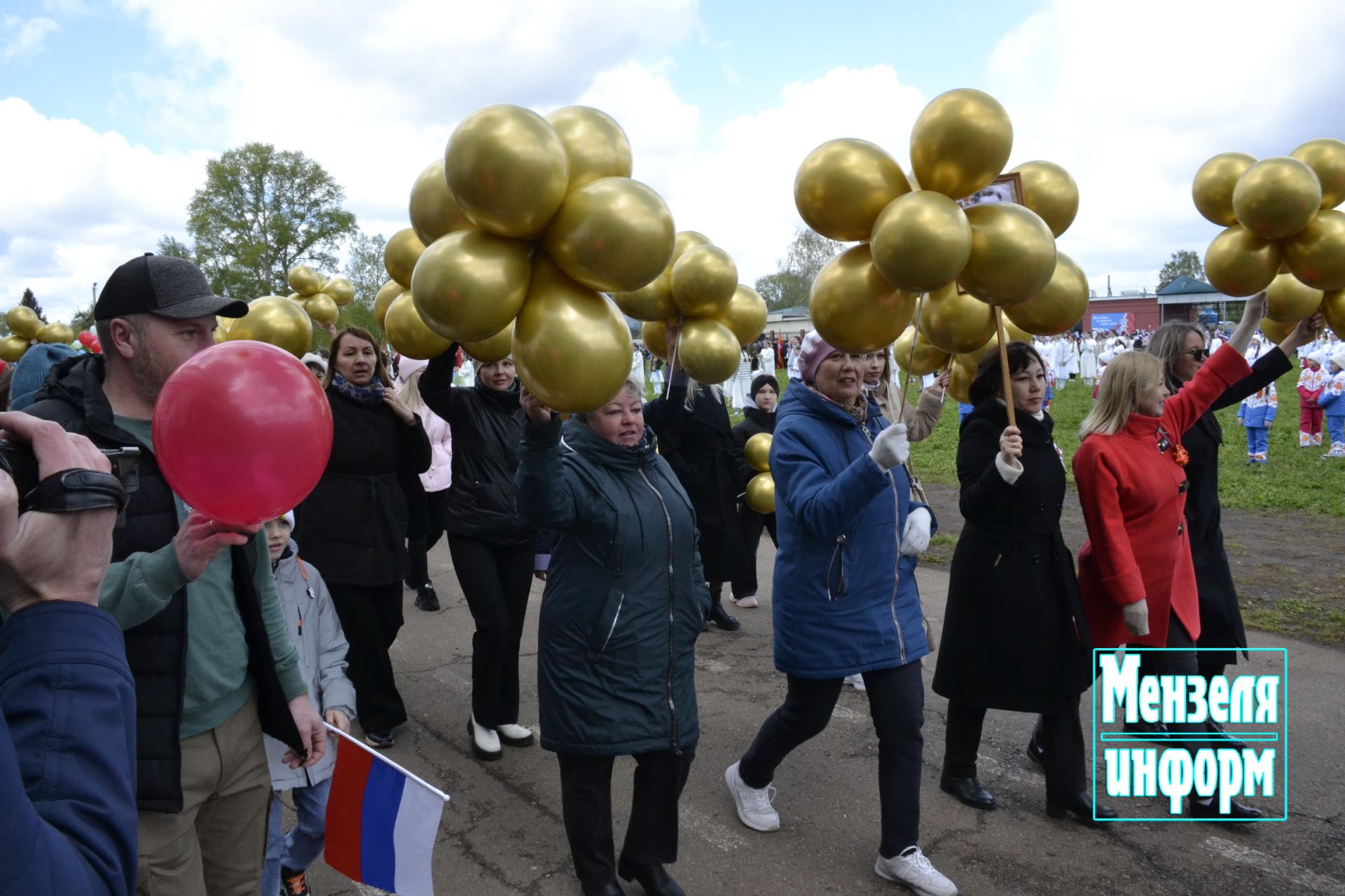 Торжественное шествие колонн трудовых коллективов и образовательных учреждений Мензелинска на центральном стадионе