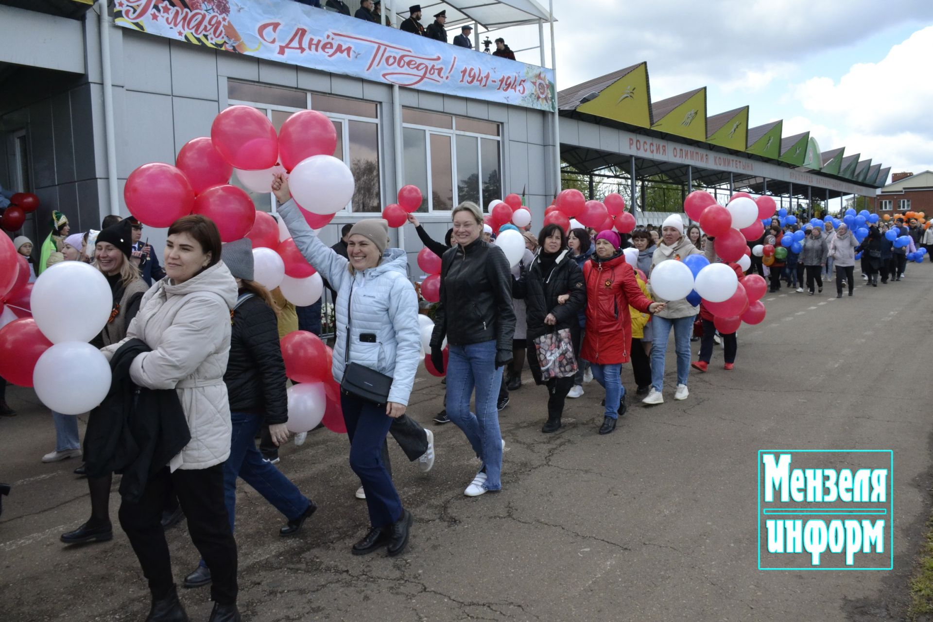 Торжественное шествие колонн трудовых коллективов и образовательных учреждений Мензелинска на центральном стадионе