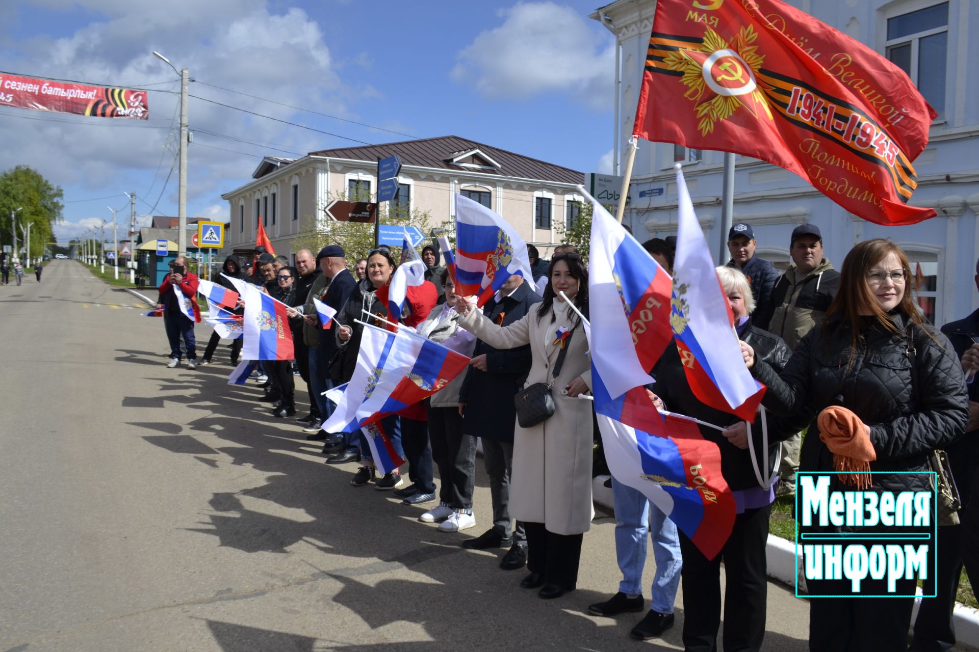 Улицы Мензелинска в праздник 9 Мая обрели торжественный вид