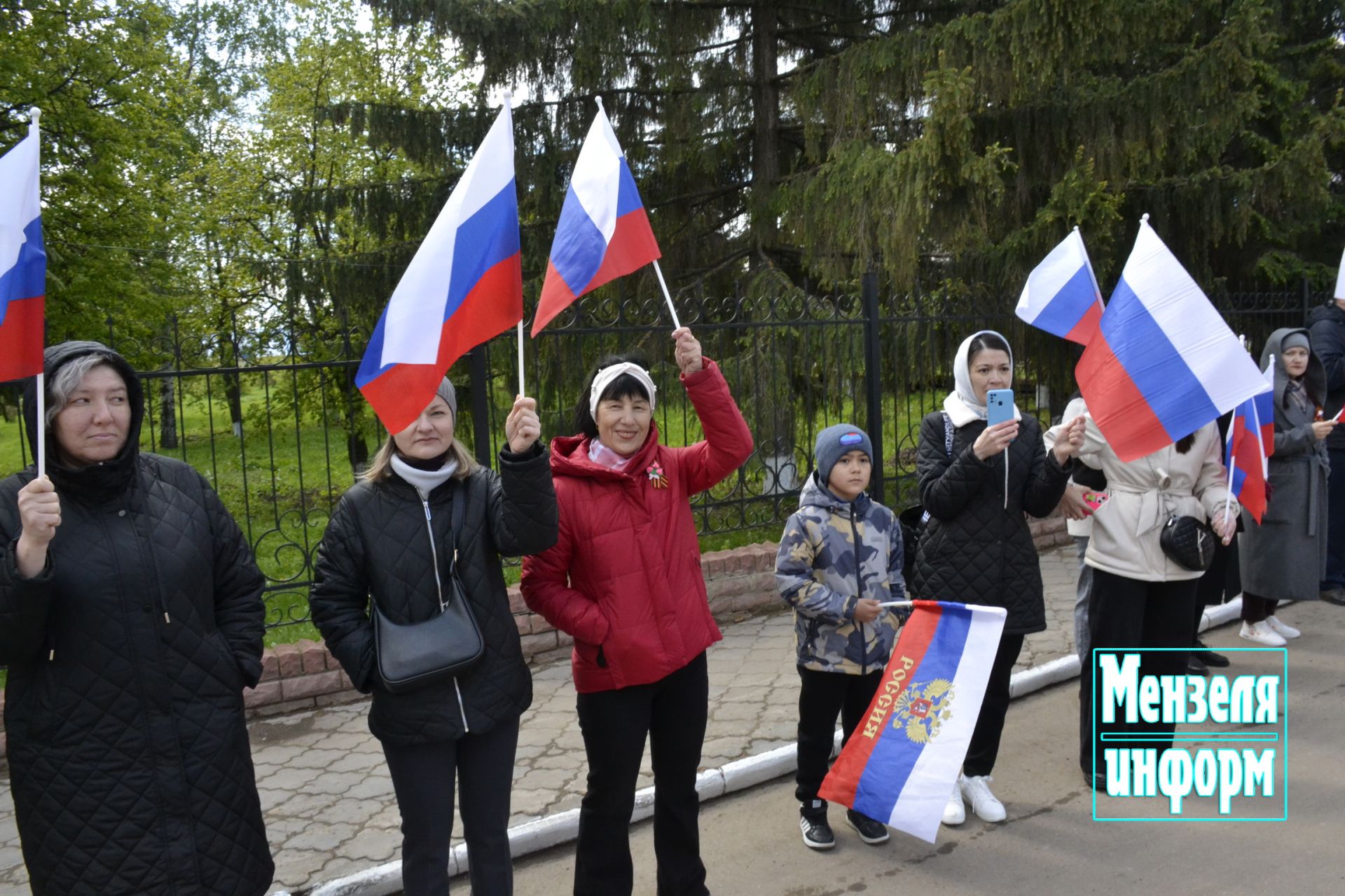 Улицы Мензелинска в праздник 9 Мая обрели торжественный вид