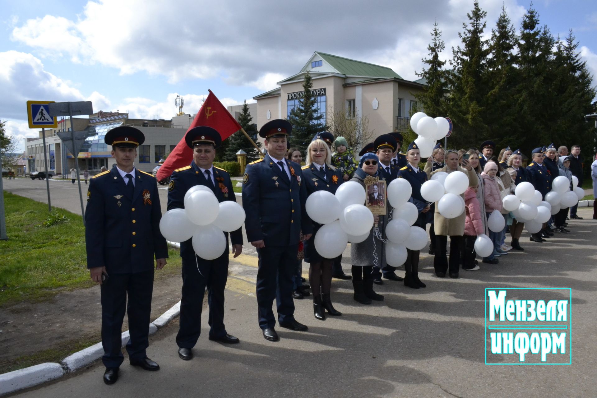 Улицы Мензелинска в праздник 9 Мая обрели торжественный вид